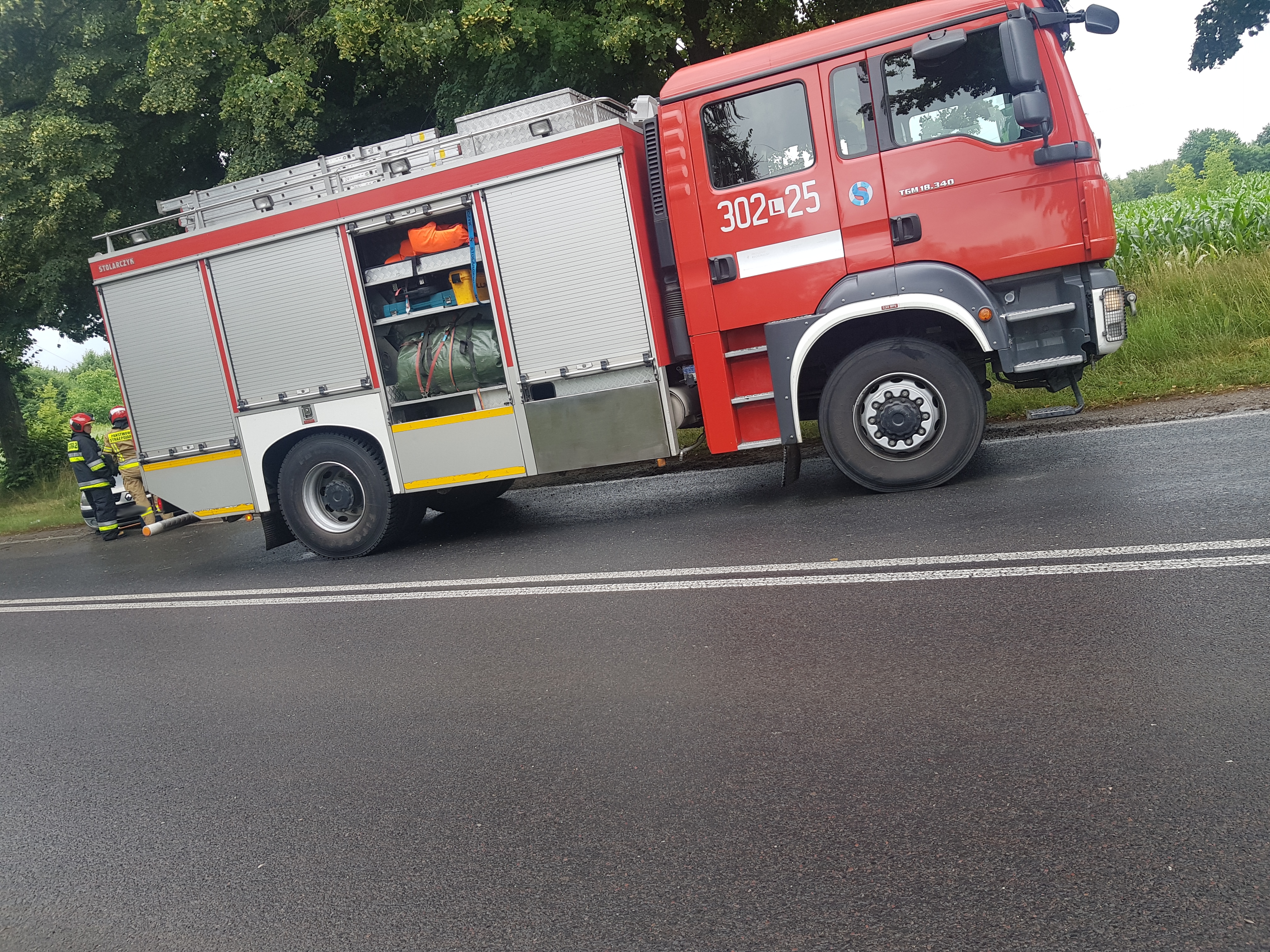 Auto osobowe wypadło z drogi i uderzyło w drzewo. Utrudnienia w ruchu na ul. Zemborzyckiej (zdjęcia)