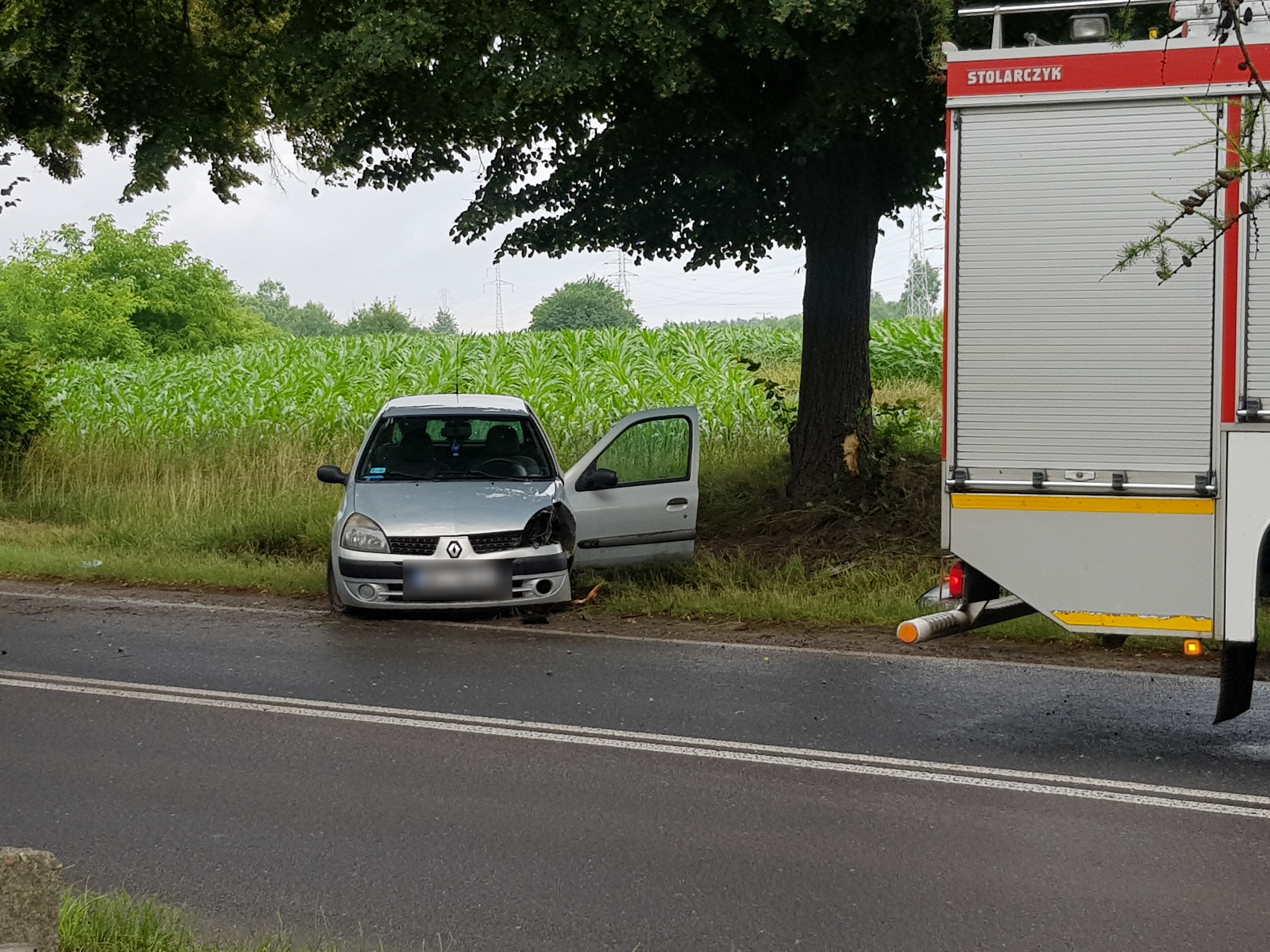 Auto osobowe wypadło z drogi i uderzyło w drzewo. Utrudnienia w ruchu na ul. Zemborzyckiej (zdjęcia)