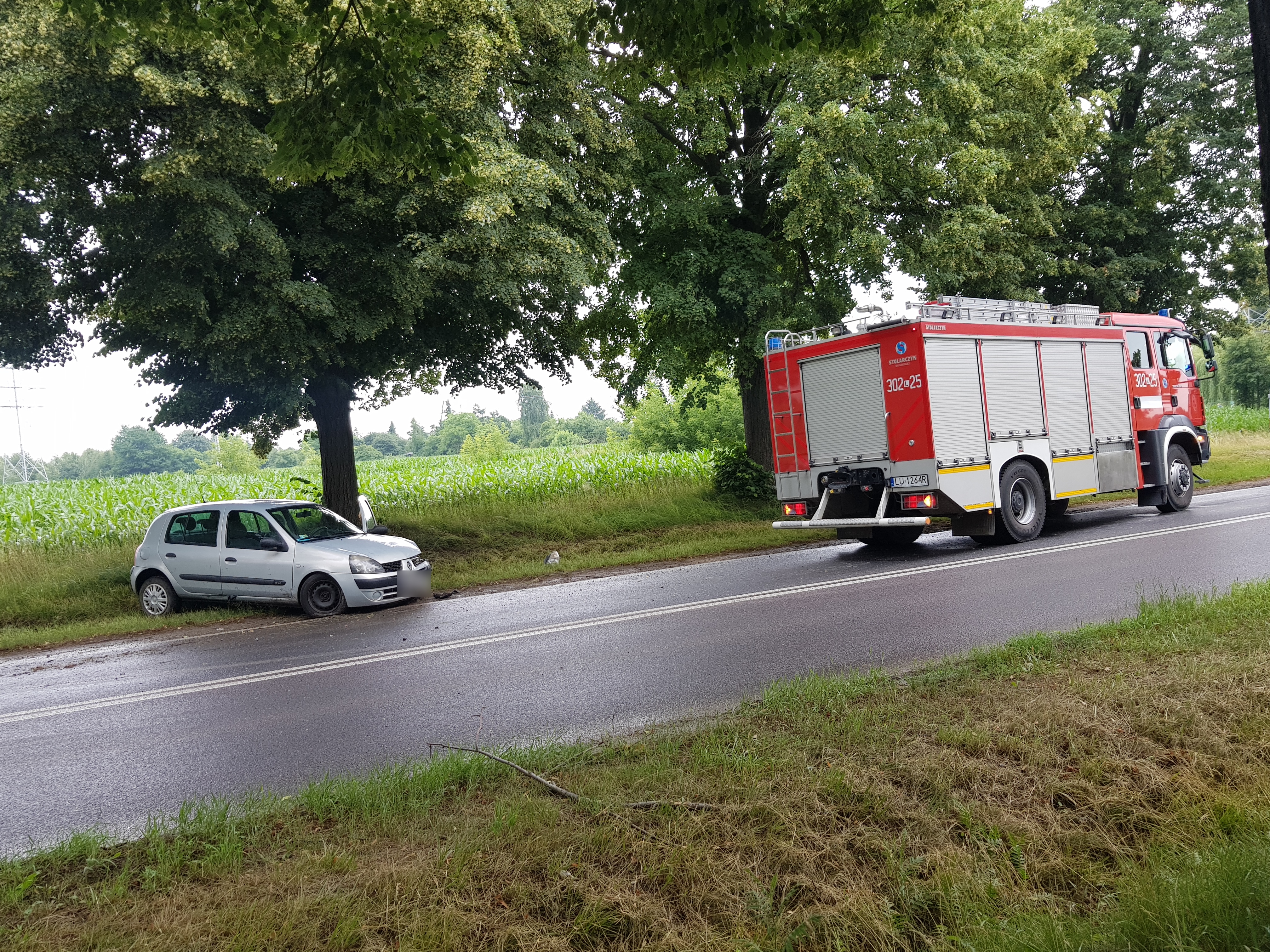 Auto osobowe wypadło z drogi i uderzyło w drzewo. Utrudnienia w ruchu na ul. Zemborzyckiej (zdjęcia)