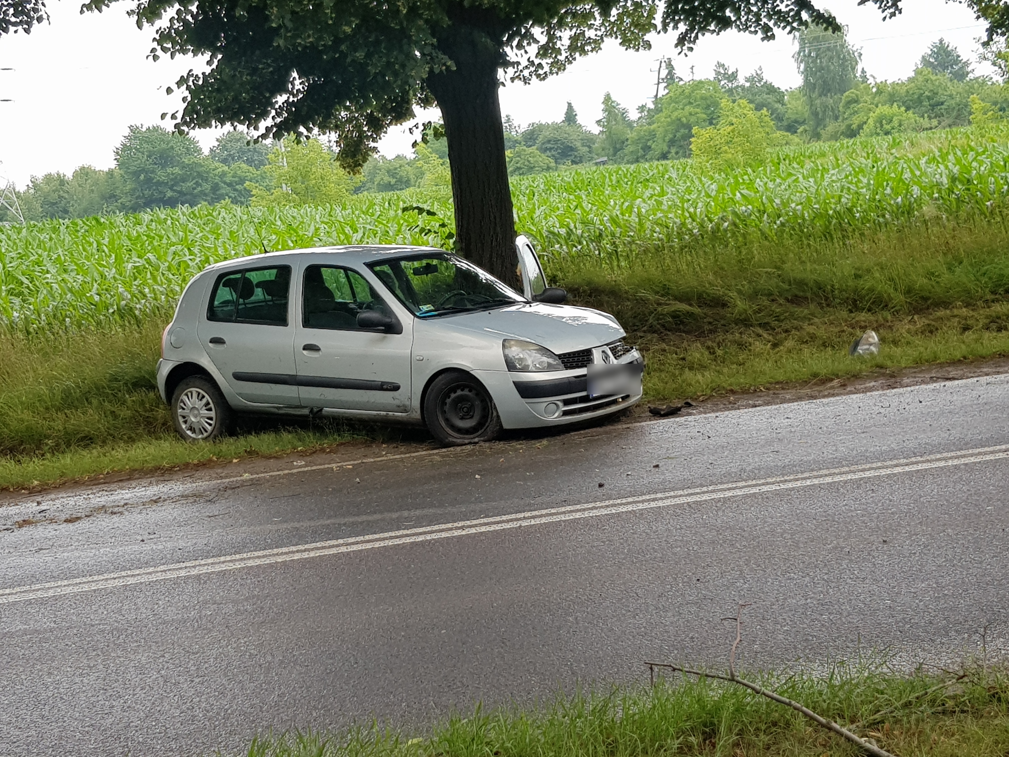 Auto osobowe wypadło z drogi i uderzyło w drzewo. Utrudnienia w ruchu na ul. Zemborzyckiej (zdjęcia)