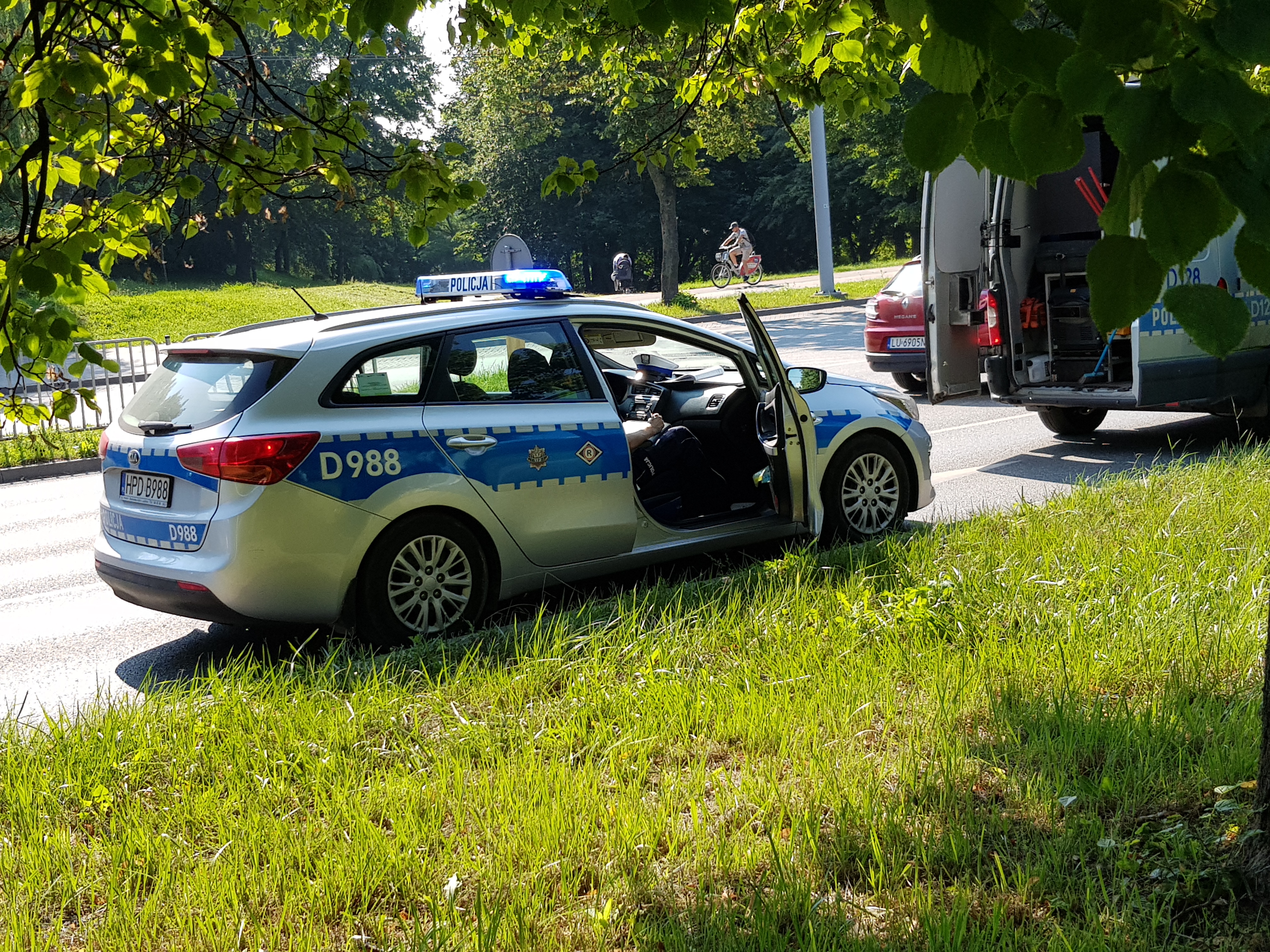 Przechodziła na drugą stronę ulicy, potrącił ją saab. Życia 21-latki nie udało się uratować (zdjęcia)