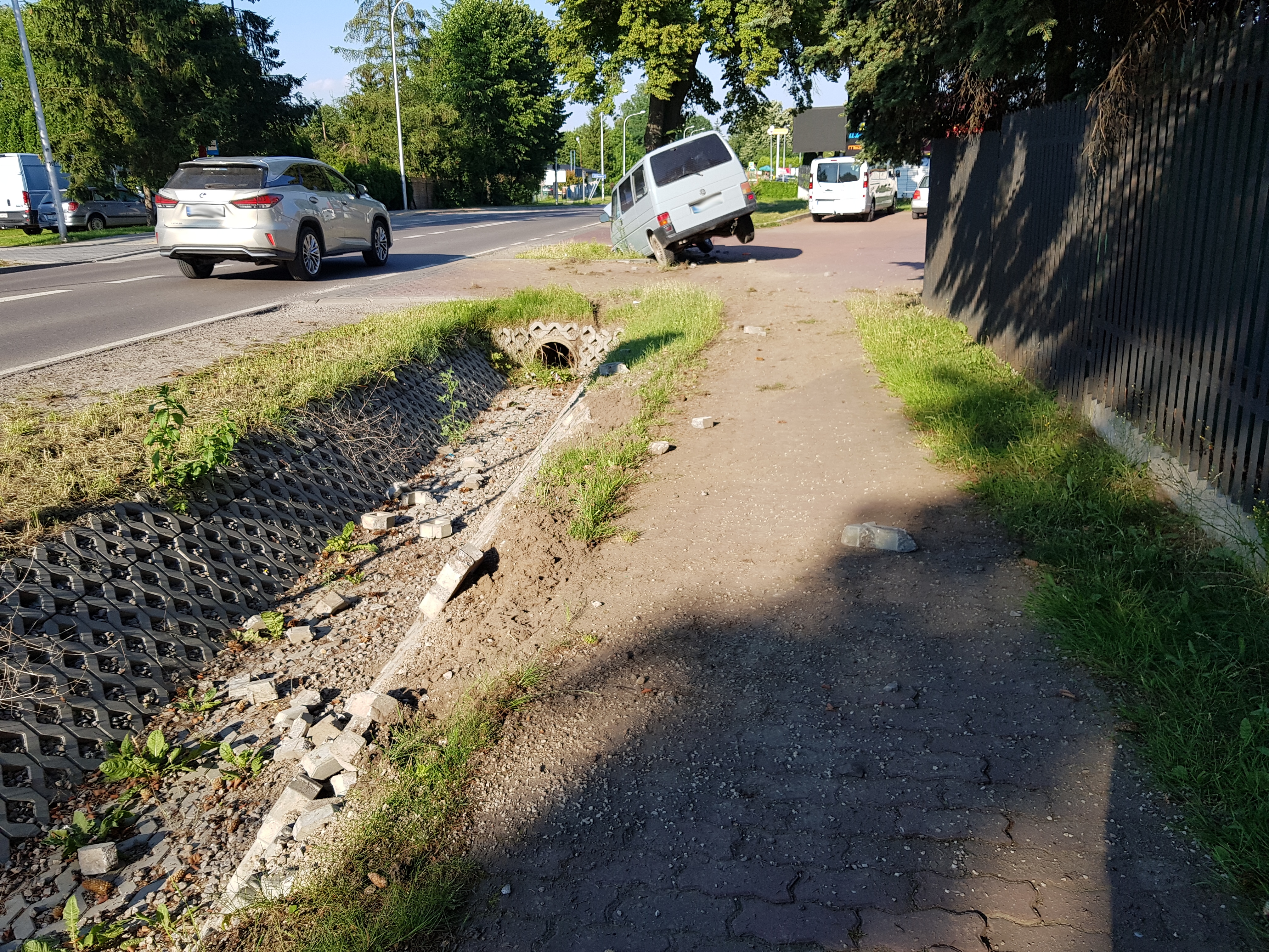 Wjechał do rowu i uderzył w przepust. Był kompletnie pijany, ledwo stał nogach, na koniec chciał uciec (zdjęcia)