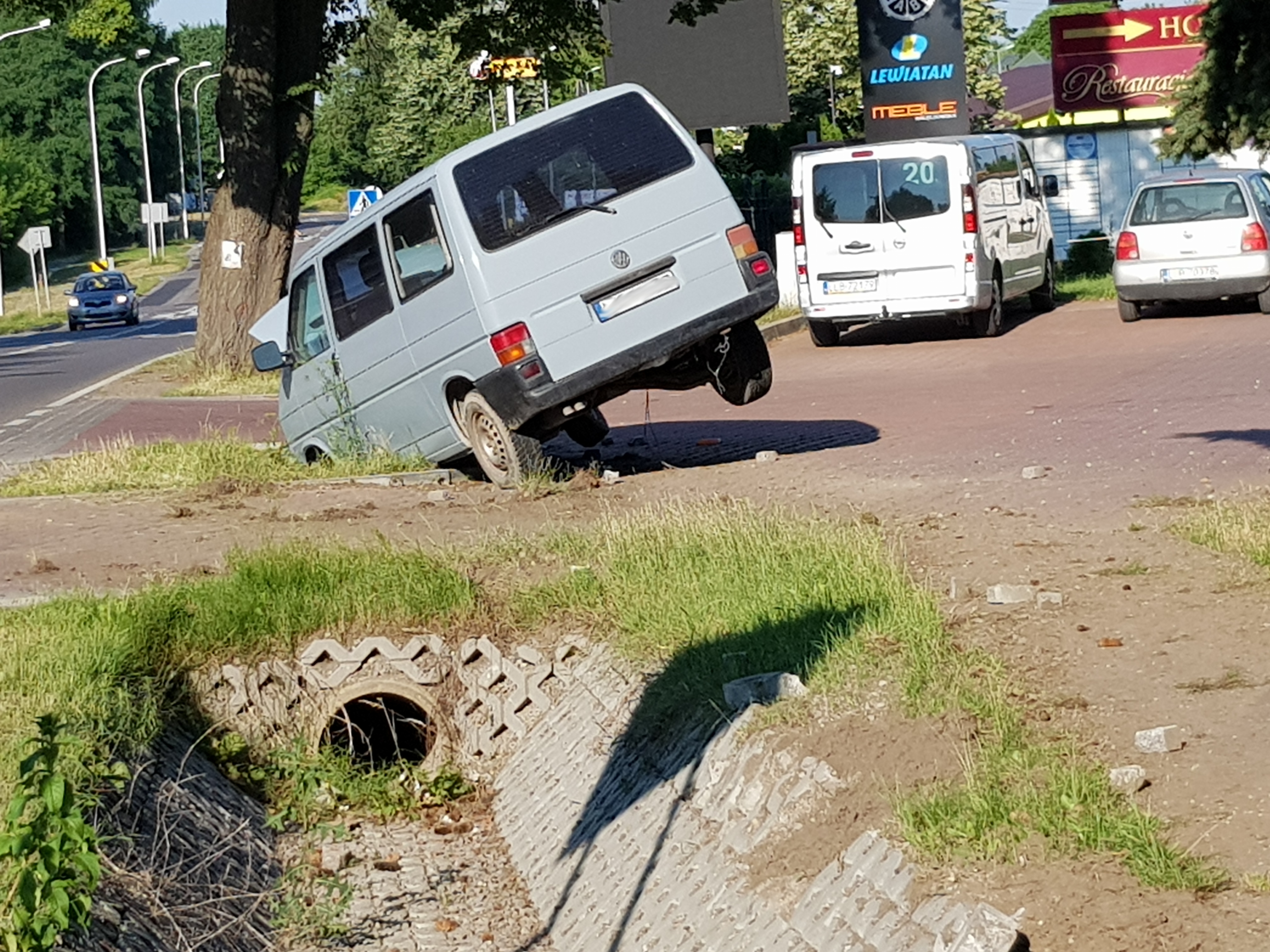 Wjechał do rowu i uderzył w przepust. Był kompletnie pijany, ledwo stał nogach, na koniec chciał uciec (zdjęcia)