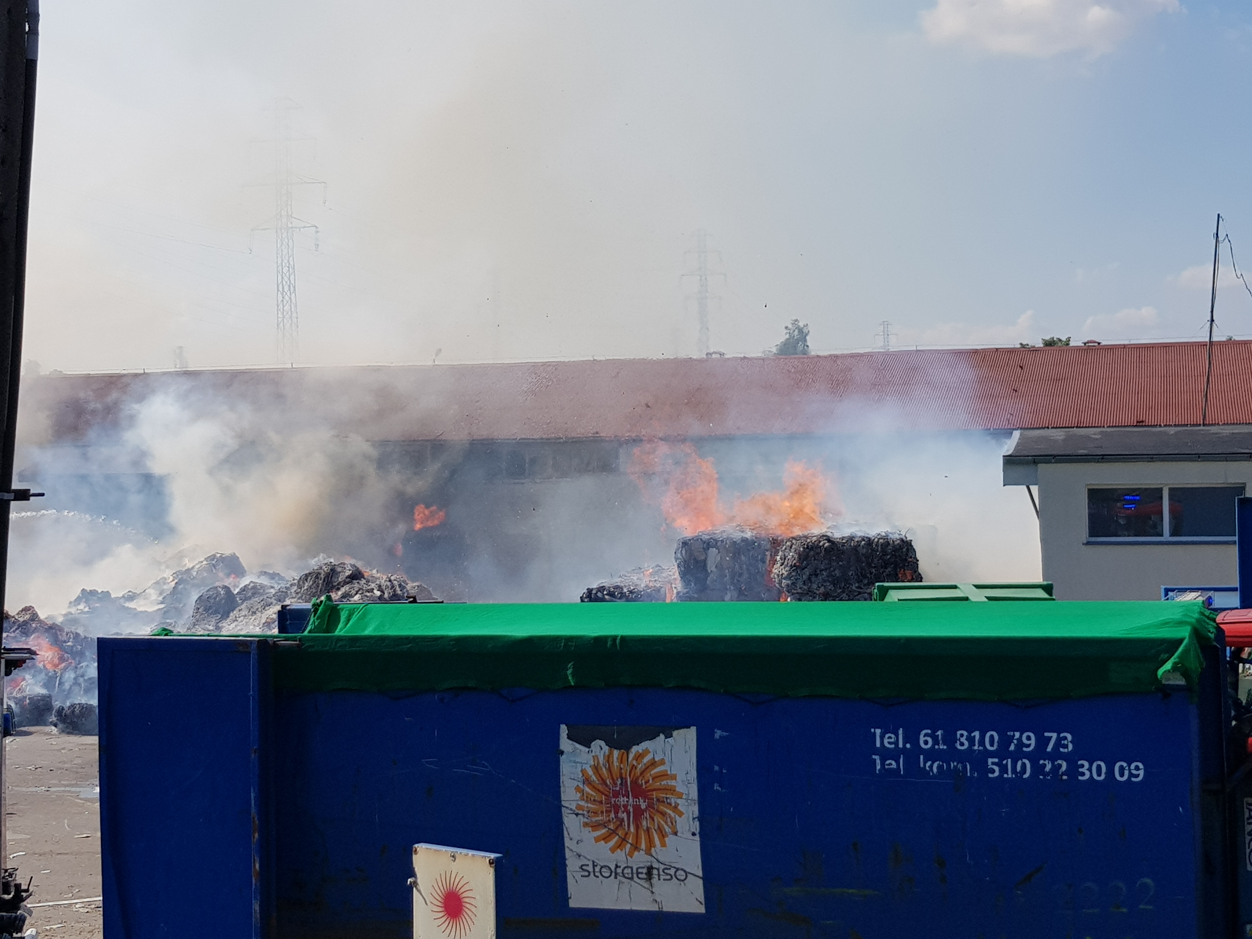 Pożar sortowni odpadów w Lublinie. Z ogniem walczą dziesiątki strażaków (zdjęcia)