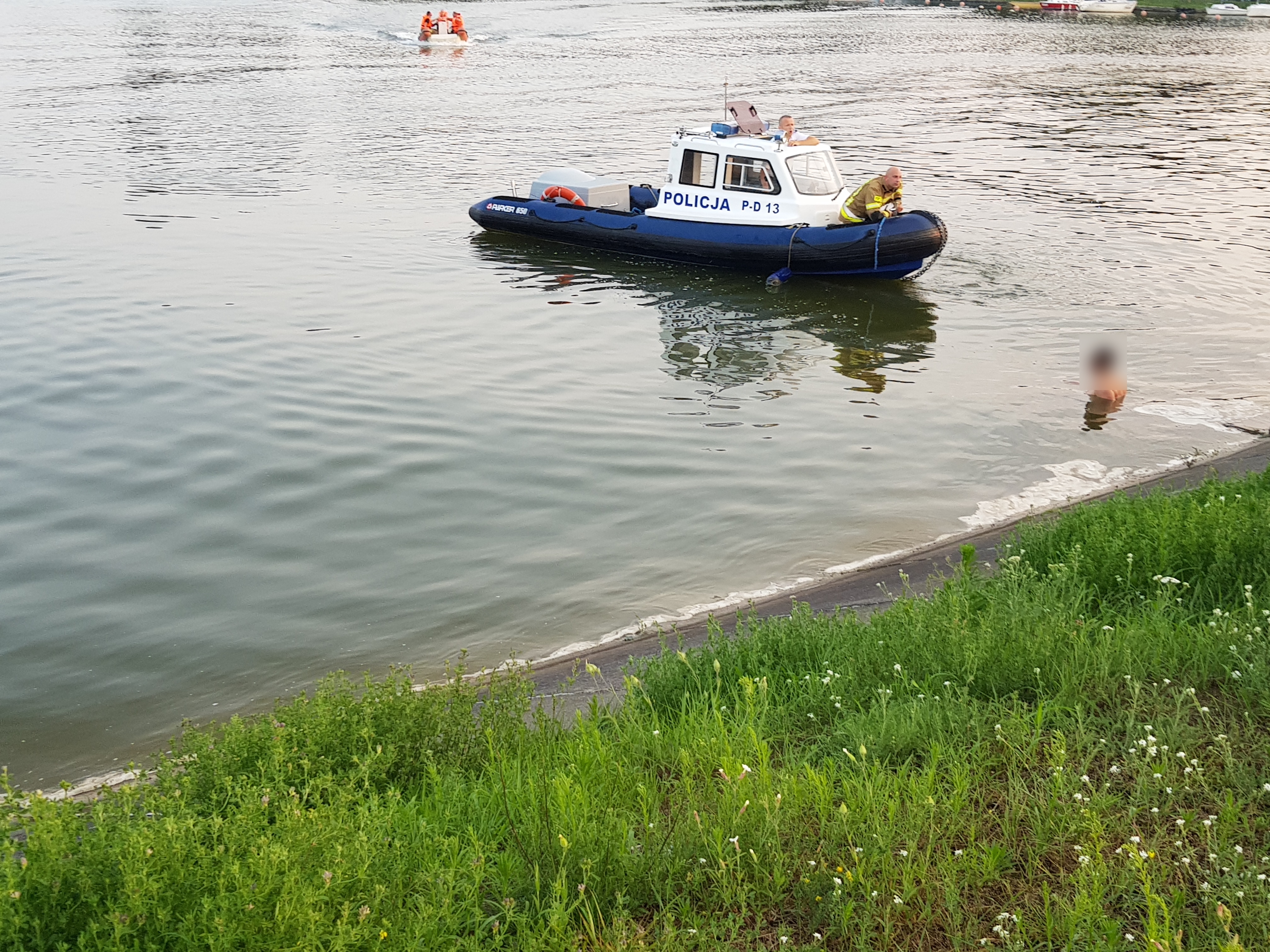 Mężczyzna postanowił przepłynąć Zalew Zemborzycki. Interweniowały służby ratunkowe (zdjęcia, wideo)