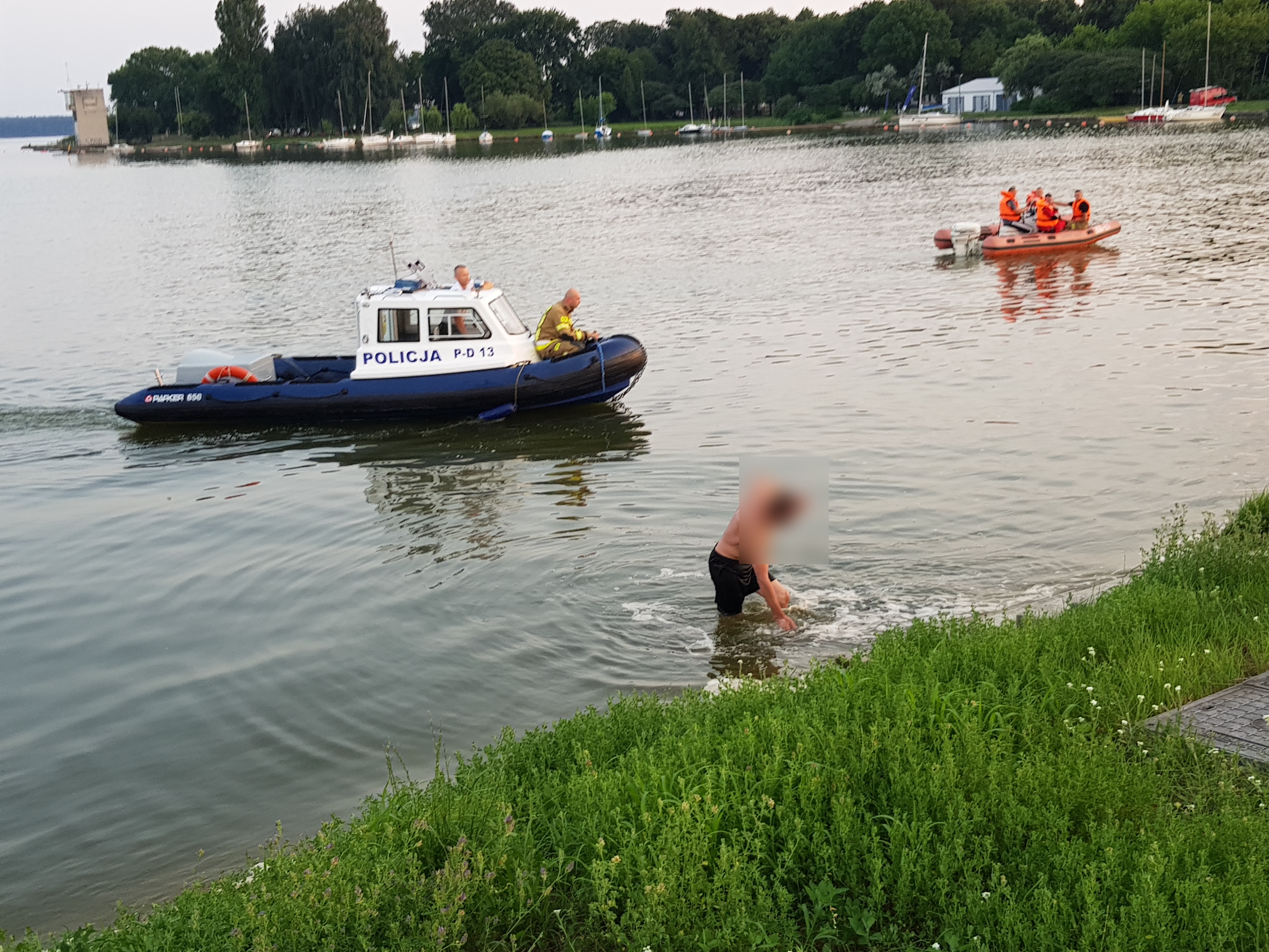 Mężczyzna postanowił przepłynąć Zalew Zemborzycki. Interweniowały służby ratunkowe (zdjęcia, wideo)