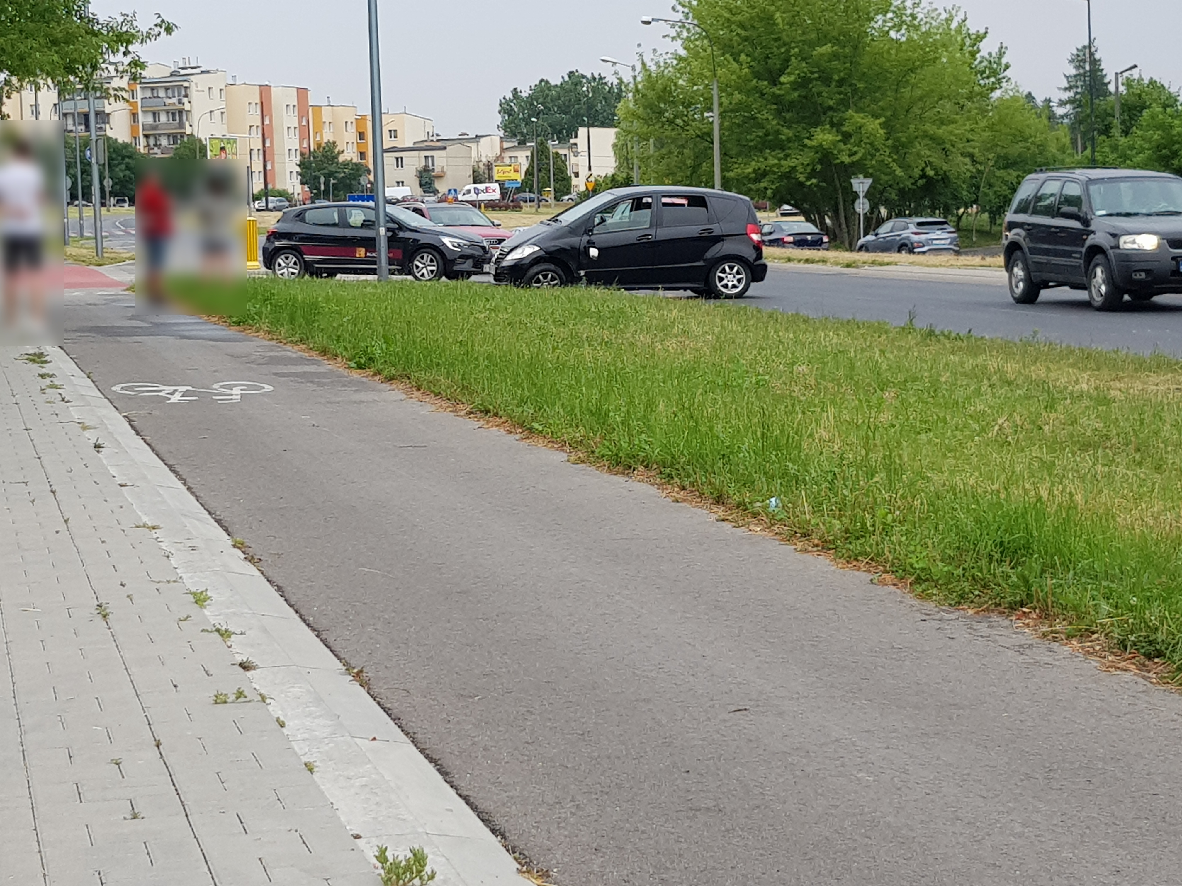 Zderzenie dwóch pojazdów osobowych na ul. Wrotkowskiej (zdjęcia)