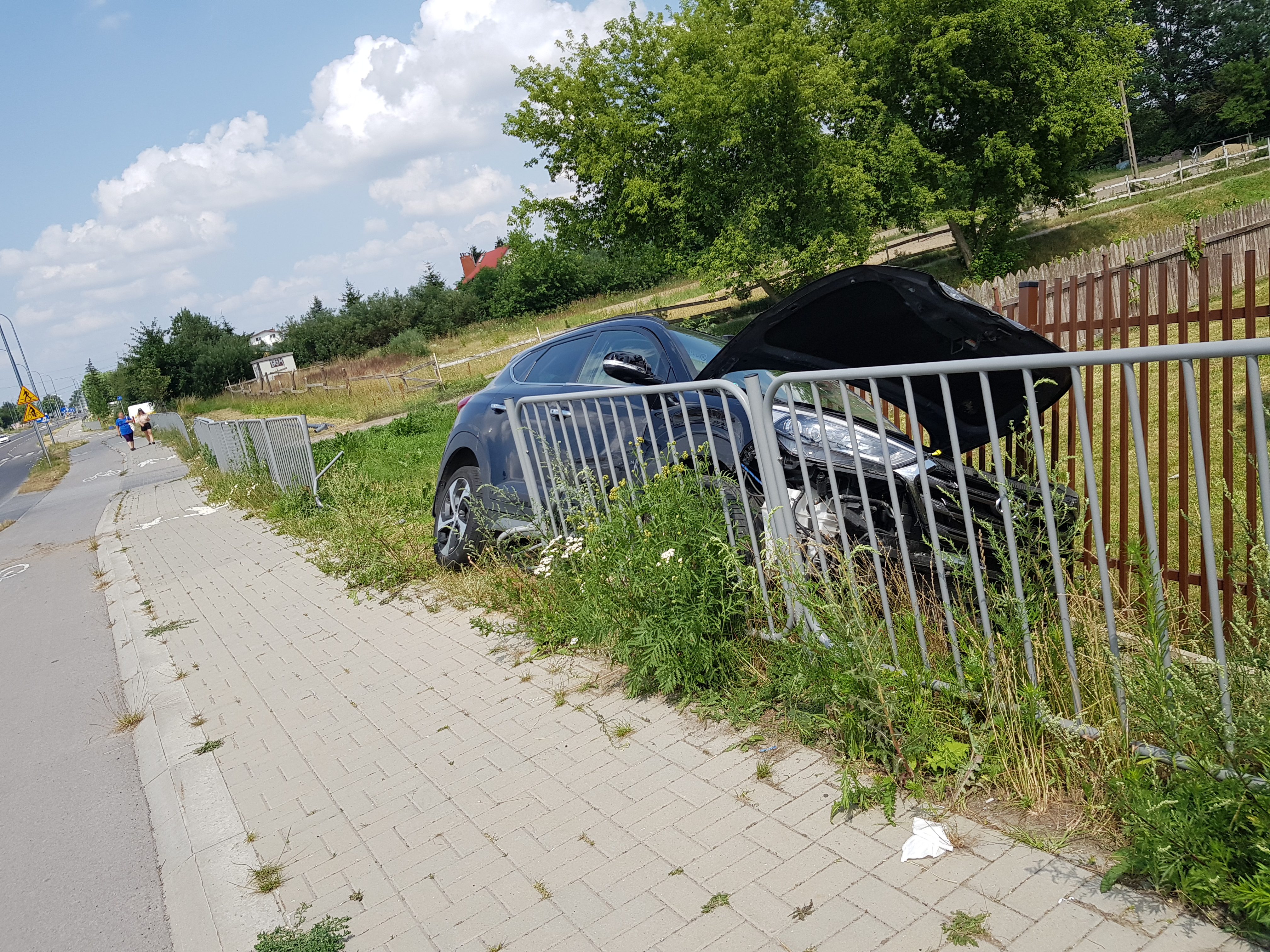 Zderzenie pojazdów na trasie Lublin – Biłgoraj. Jedno z aut ścięło latarnię (wideo, zdjęcia)