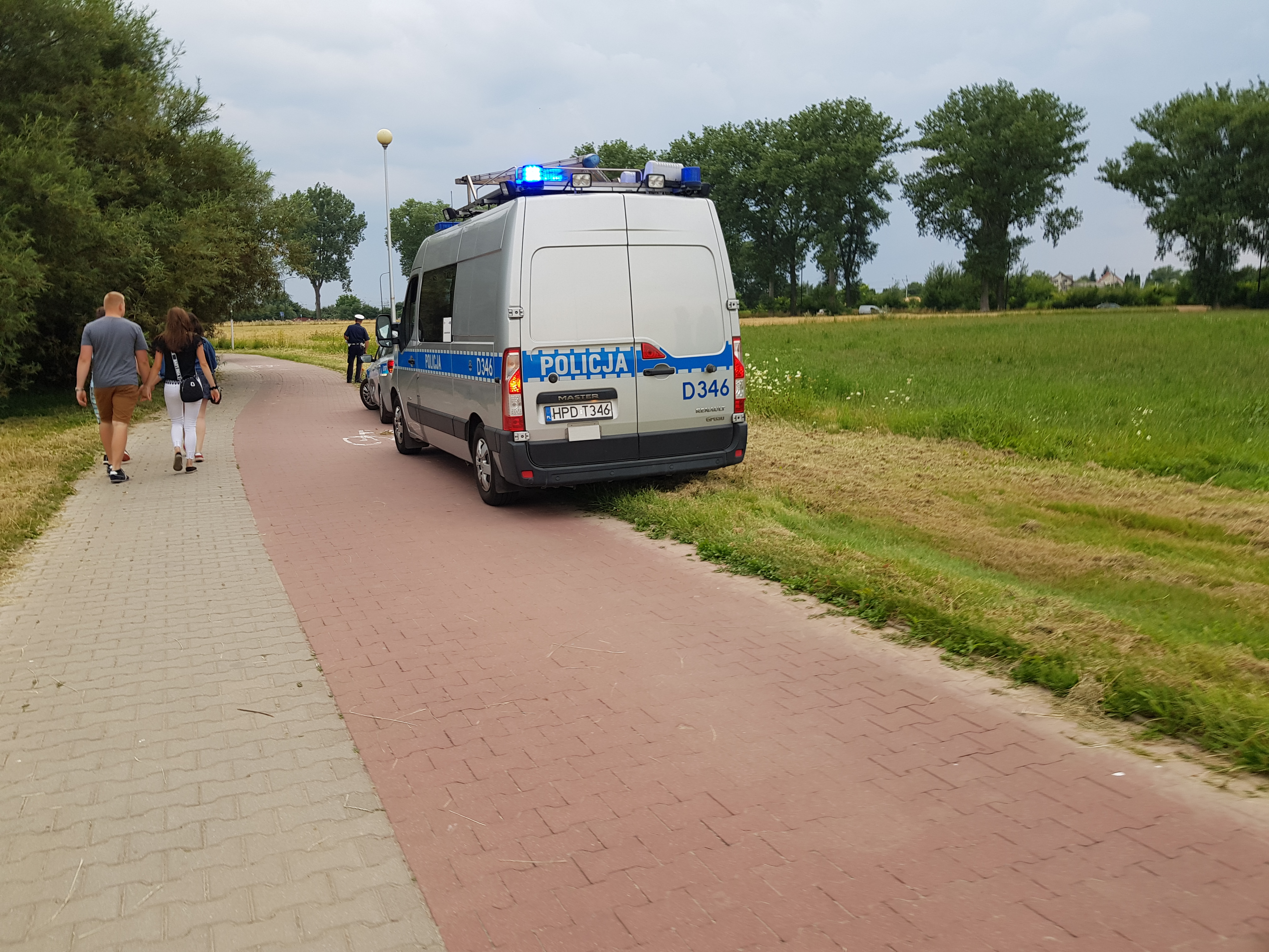 Zderzenie dwóch rowerzystów nad Zalewem Zemborzyckim. Jeden trafił do szpitala (zdjęcia)
