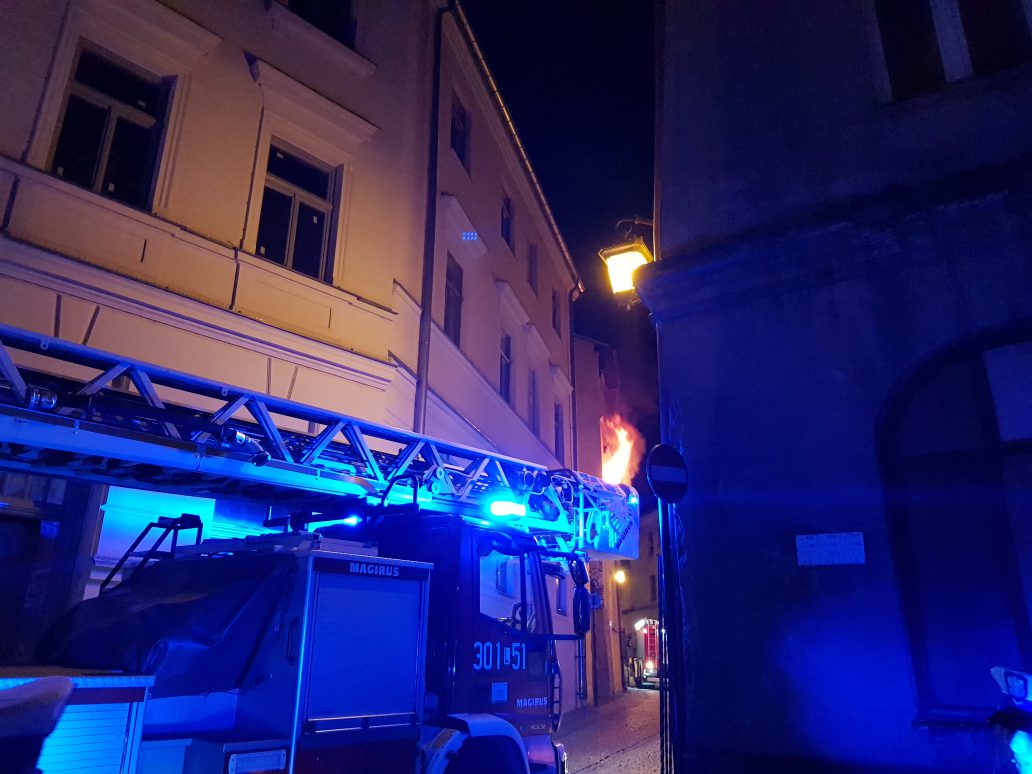 Pożar kamienicy na Starym Mieście, spłonęły dwa mieszkania. Reanimowano kobietę (zdjęcia, wideo)
