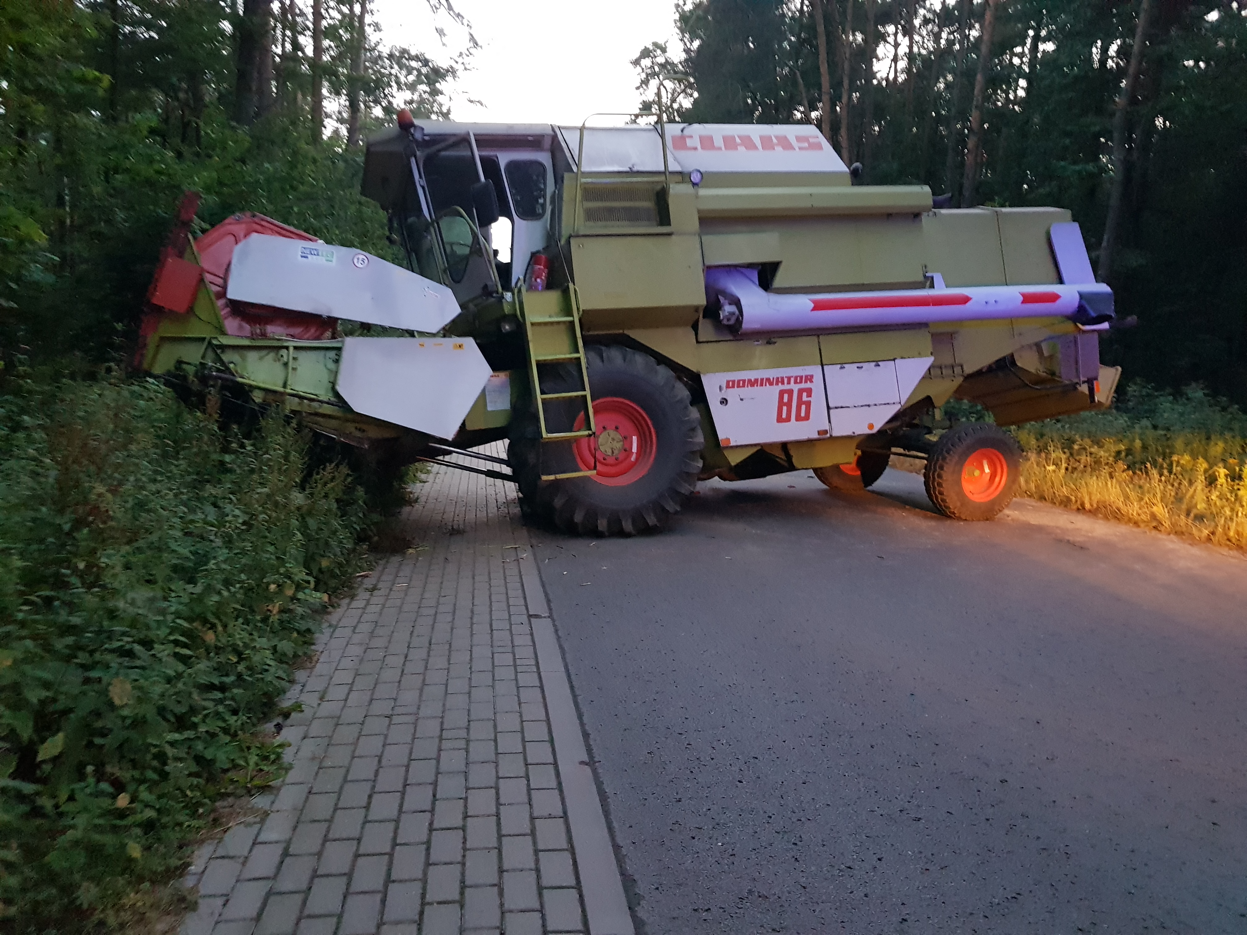 Pech kombajnisty. Od pojazdu odpadło koło, droga jest całkowicie zablokowana (zdjęcia)