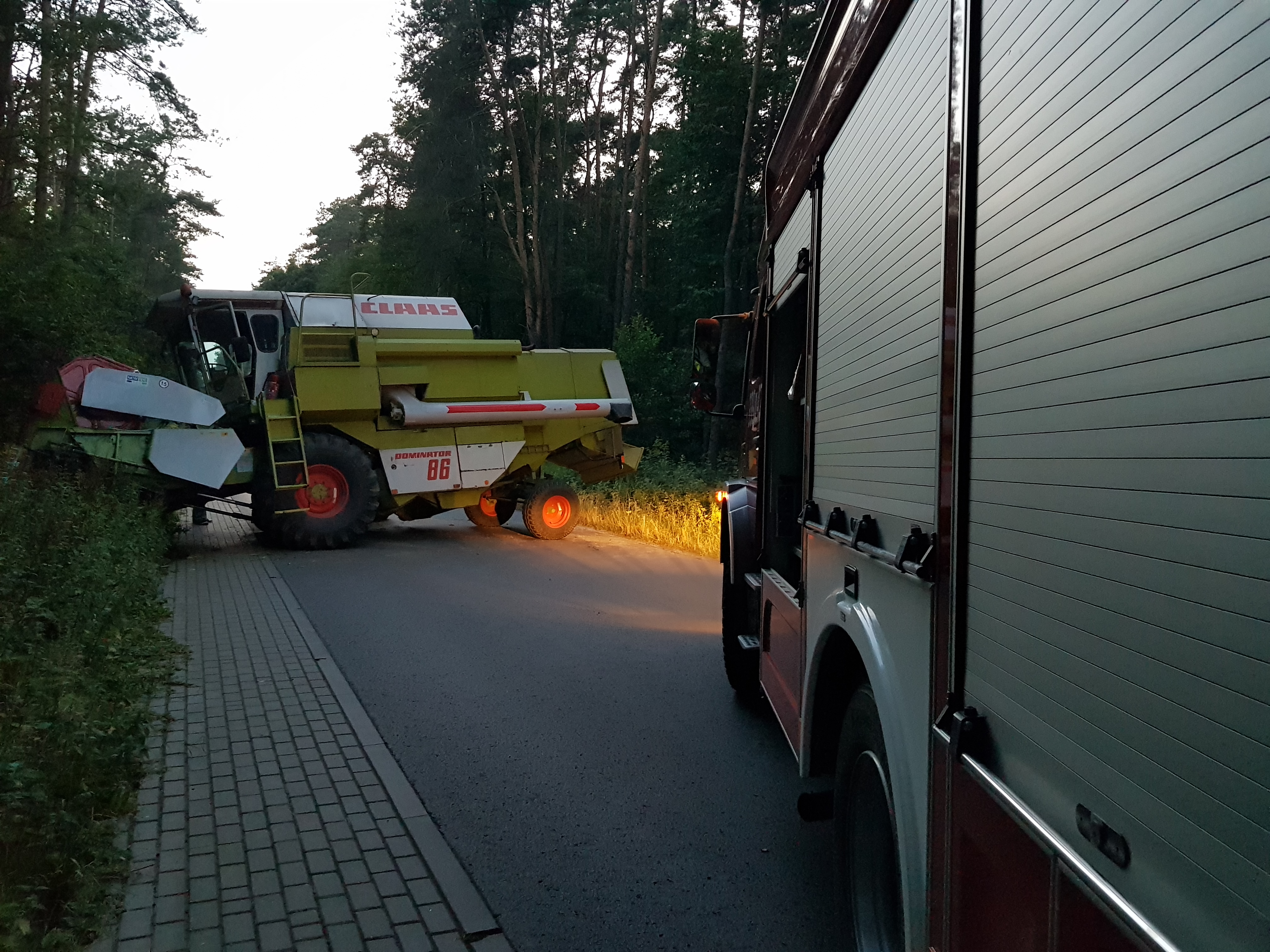 Pech kombajnisty. Od pojazdu odpadło koło, droga jest całkowicie zablokowana (zdjęcia)