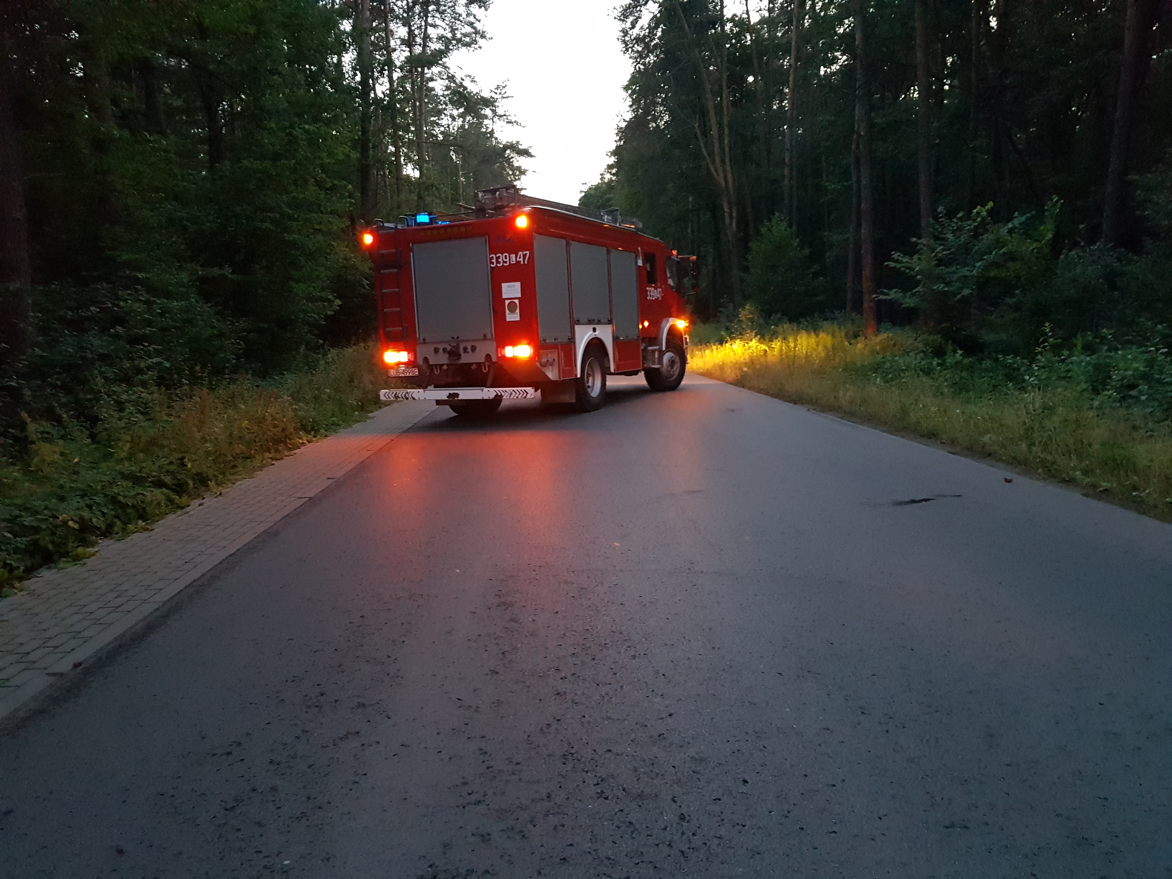 Pech kombajnisty. Od pojazdu odpadło koło, droga jest całkowicie zablokowana (zdjęcia)