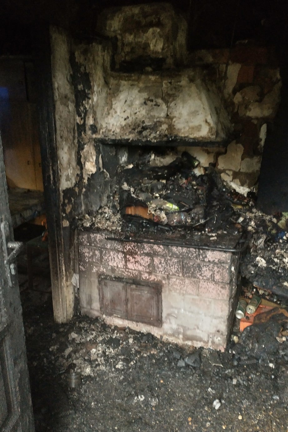Budynek mieszkalny stanął w ogniu. Dwie osoby zostały poszkodowane (zdjęcia)