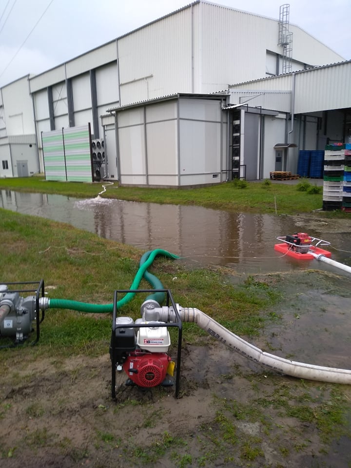 Ulewa w powiecie ryckim. Istniało ryzyko zalania zakładu przetwórstwa owoców, interweniowali strażacy (zdjęcia)