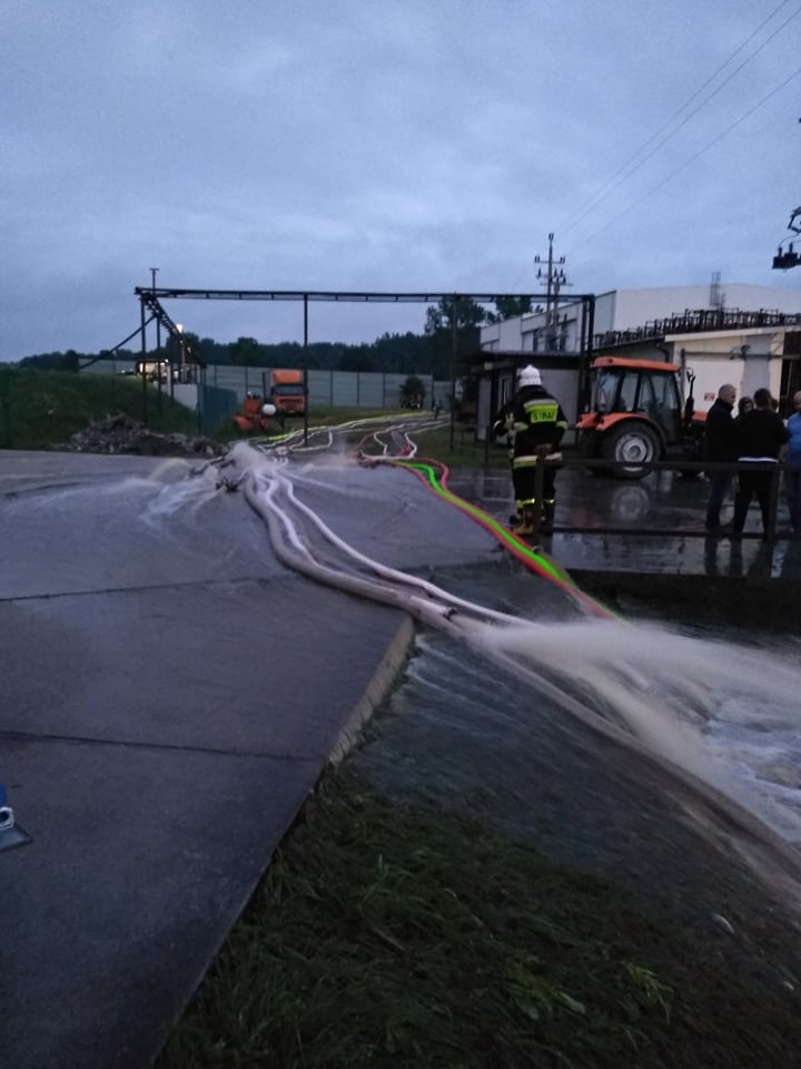 Ulewa w powiecie ryckim. Istniało ryzyko zalania zakładu przetwórstwa owoców, interweniowali strażacy (zdjęcia)