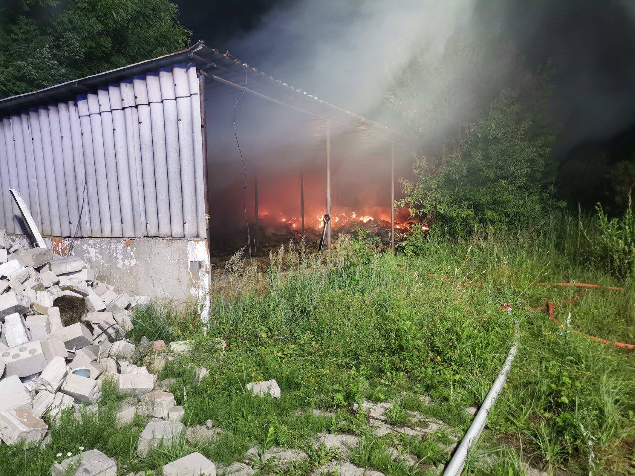 Blaszana wiata ze słomą stanęła w ogniu. Trzy zastępy strażaków w akcji gaśniczej (zdjęcia)