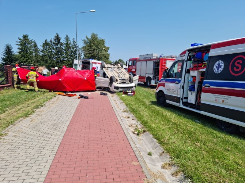 Peugeot dachował na trasie Lublin – Bełżyce. Kierowca jest w ciężkim stanie (zdjęcia)