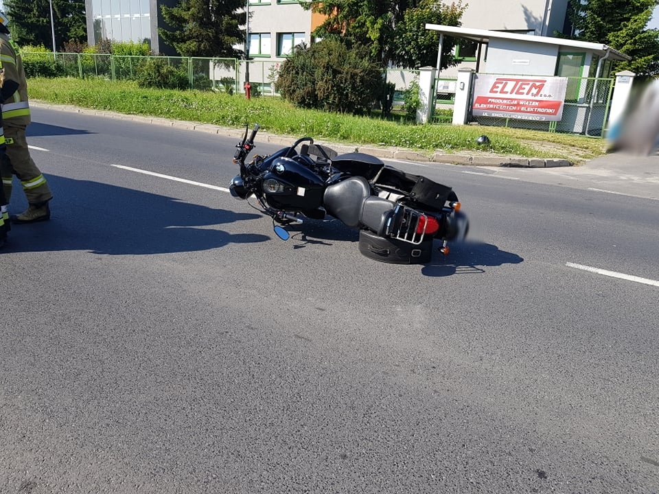 Skręcał w lewo, zderzył się z motocyklistą. Na miejscu pracują służby ratunkowe (zdjęcia)