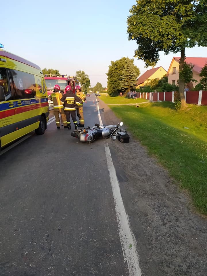 Zderzenie motocykla z pojazdem osobowym. Kierujący jednośladem trafił do szpitala (zdjęcia)