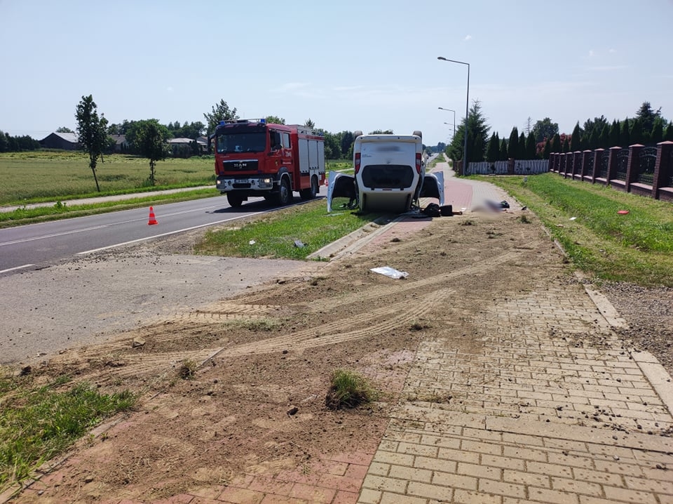 Peugeot dachował na trasie Lublin – Bełżyce. Kierowca jest w ciężkim stanie (zdjęcia)