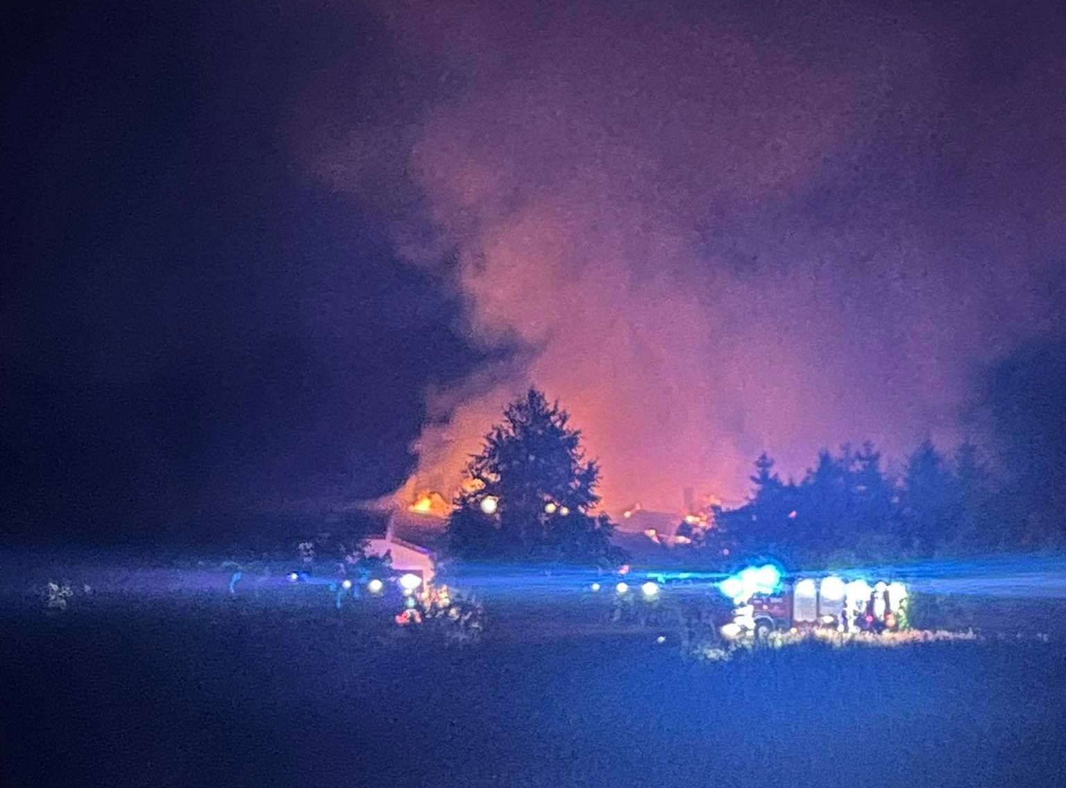 Nocny pożar dawnego Zajazdu nad Wieprzem. W akcji kilkanaście zastępów straży pożarnej (wideo, zdjęcia)