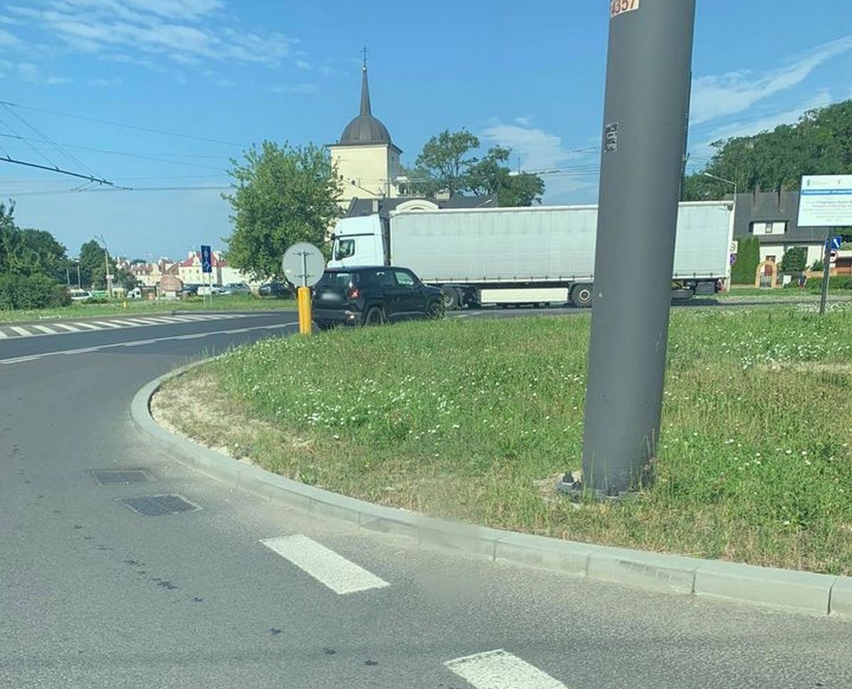 Pod prąd na rondzie im. Mohyły. Takie zachowanie na drodze jest niedopuszczalne (zdjęcia)