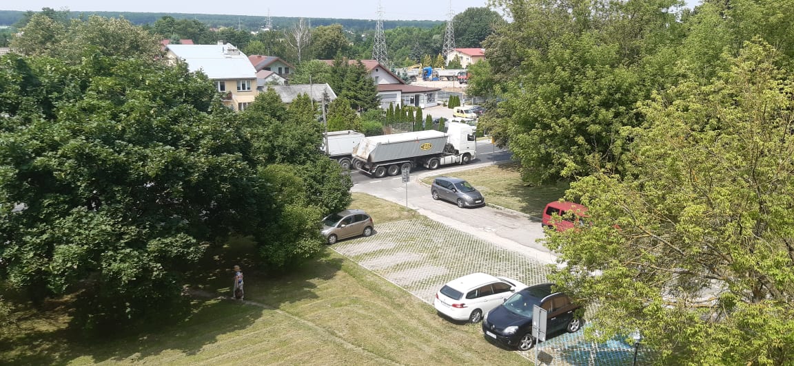 Mieszkańcy zaniepokojeni ruchem ciężarówek z gruzem na świeżo wyremontowanej ulicy (zdjęcia)