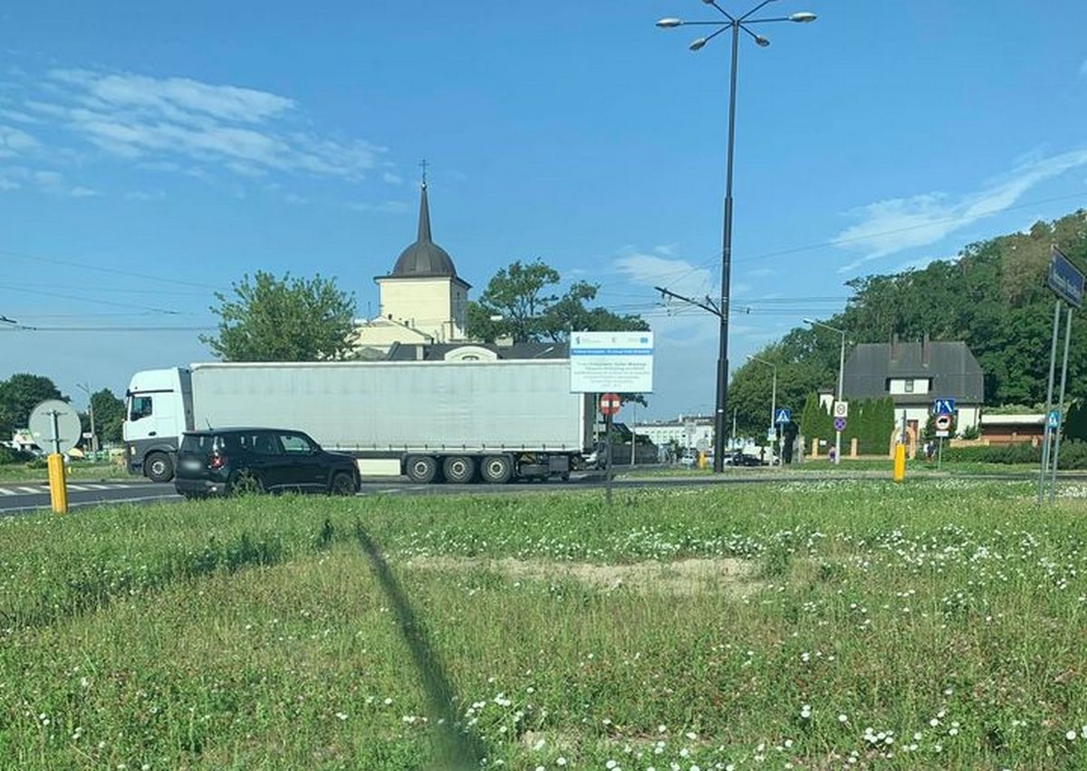 Pod prąd na rondzie im. Mohyły. Takie zachowanie na drodze jest niedopuszczalne (zdjęcia)