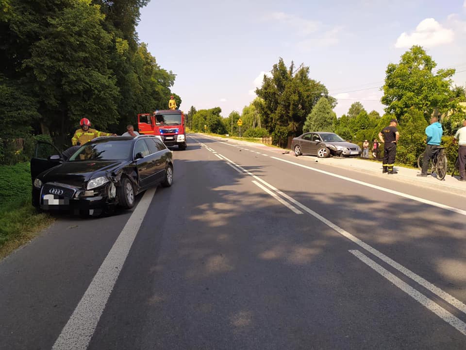 Jedna osoba poszkodowana w zderzeniu dwóch pojazdów (zdjęcia)