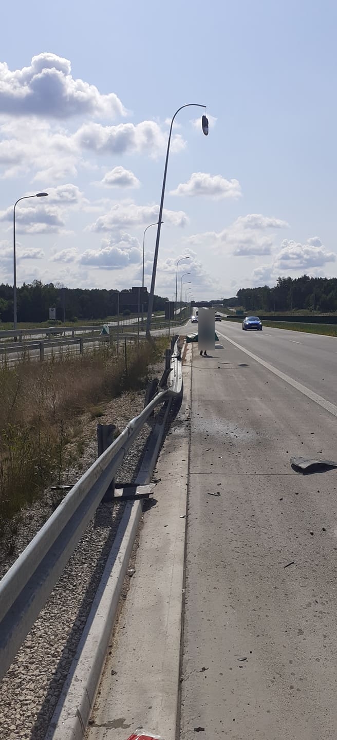 Na trasie Lublin – Warszawa pojazd dostawczy uderzył w bariery, wypadł z drogi i przewrócił się (zdjęcia)