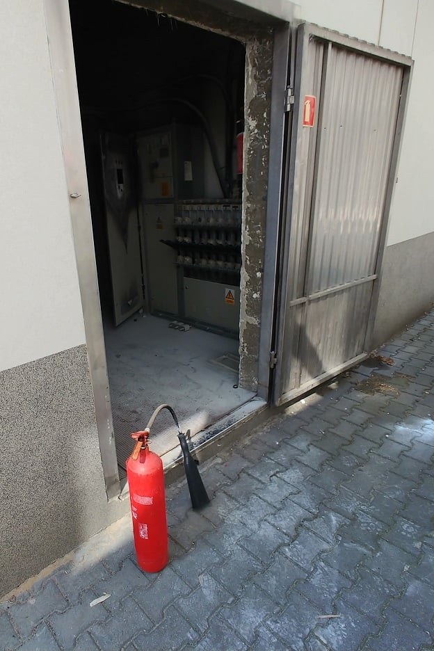 Zwarcie instalacji przyczyną pożaru rozdzielni elektrycznej w zakładzie produkcyjnym (zdjęcia)