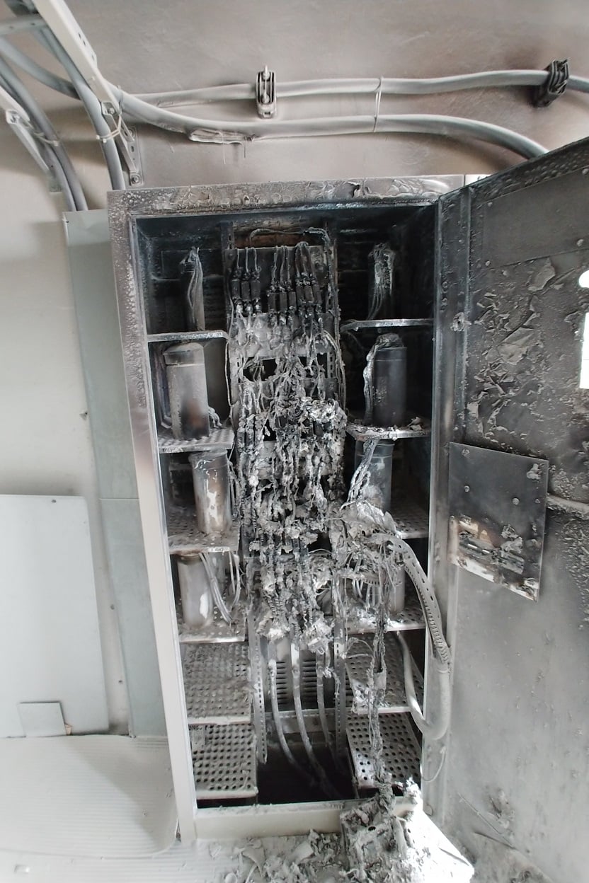 Zwarcie instalacji przyczyną pożaru rozdzielni elektrycznej w zakładzie produkcyjnym (zdjęcia)
