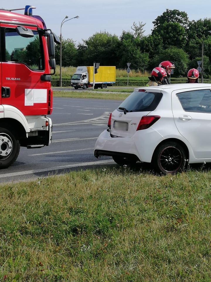 Zignorowanie wskazań sygnalizacji świetlnej przyczyną zderzenia pojazdów na rondzie (zdjęcia)
