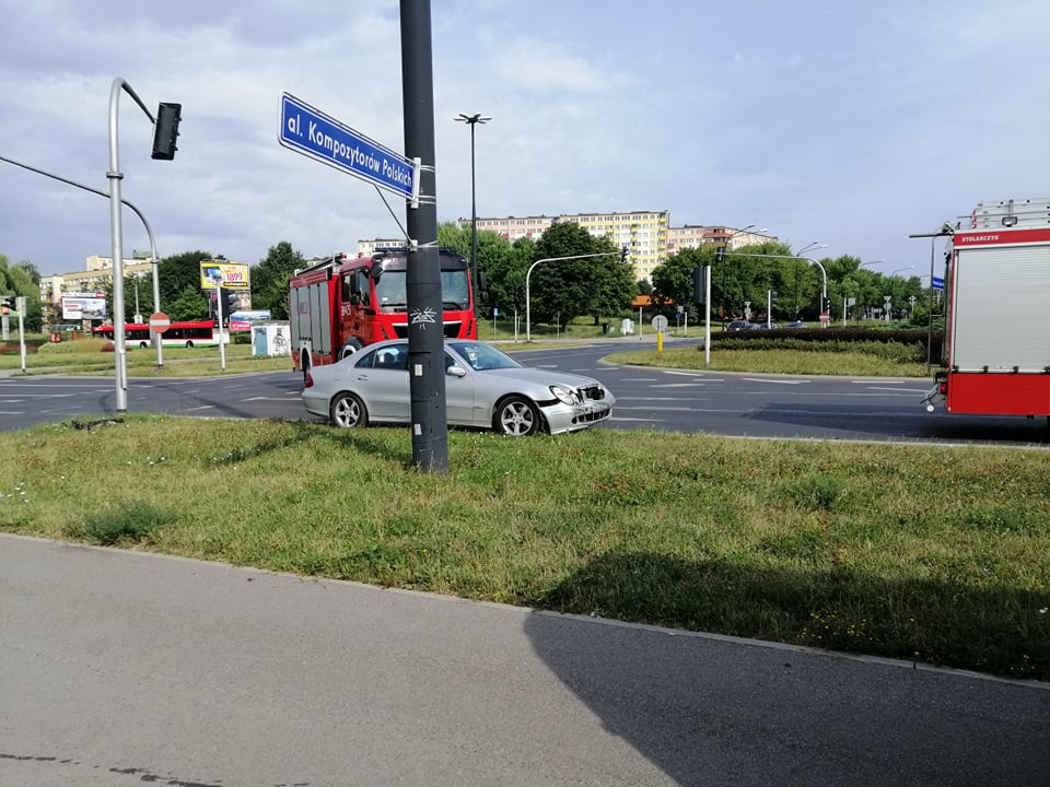 Zignorowanie wskazań sygnalizacji świetlnej przyczyną zderzenia pojazdów na rondzie (zdjęcia)