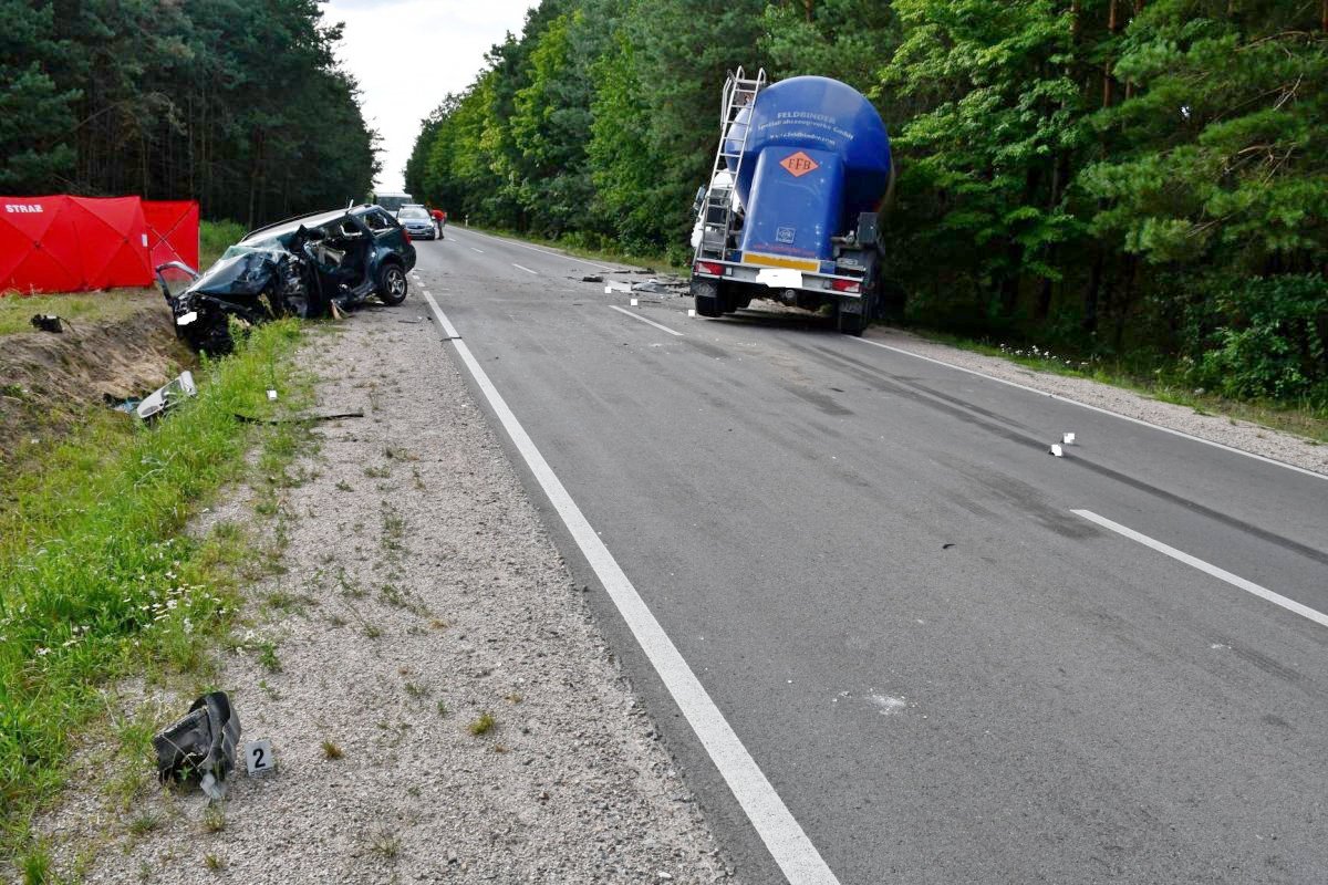 Tragiczny wypadek podczas wyprzedzania na drodze wojewódzkiej. Nie żyją dwie osoby, w tym mieszkaniec regionu (zdjęcia)