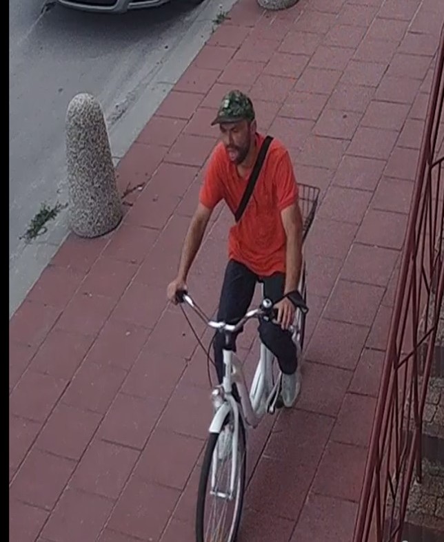 Zuchwała kradzież roweru, policjanci poszukują tego mężczyzny