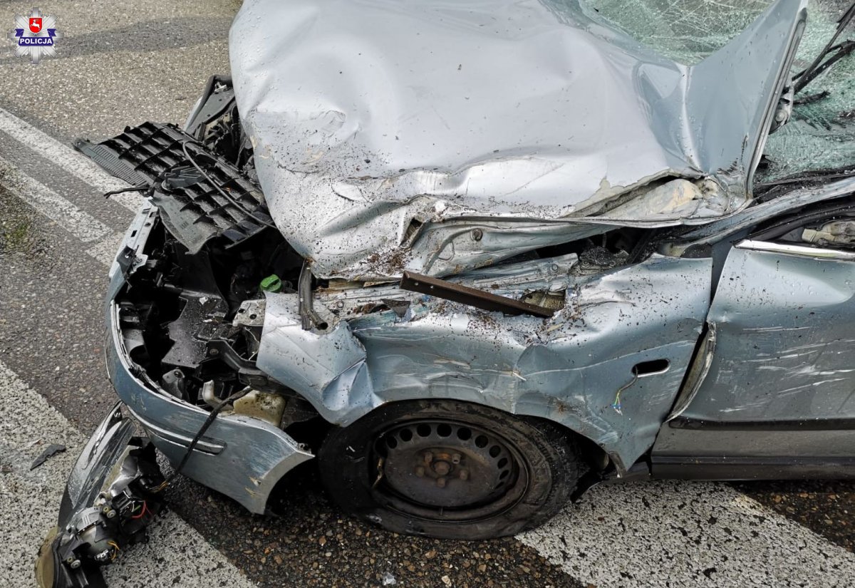 Zasnął za kierownicą, volkswagen wbił się w ciężarówkę (zdjęcia)