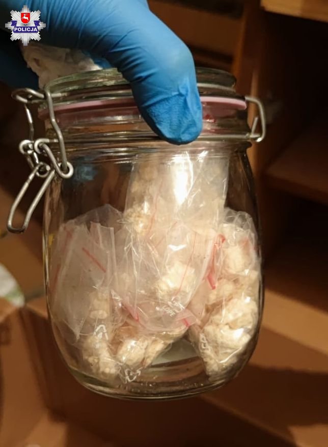 Narkotyki w mieszkaniu na Czubach. 24-latek miał ponad kilogram środków odurzających (zdjęcia)