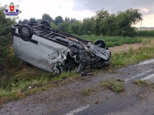 Tragiczny wypadek na trasie Lublin – Łęczna. Dachował samochód dostawczy (zdjęcia)