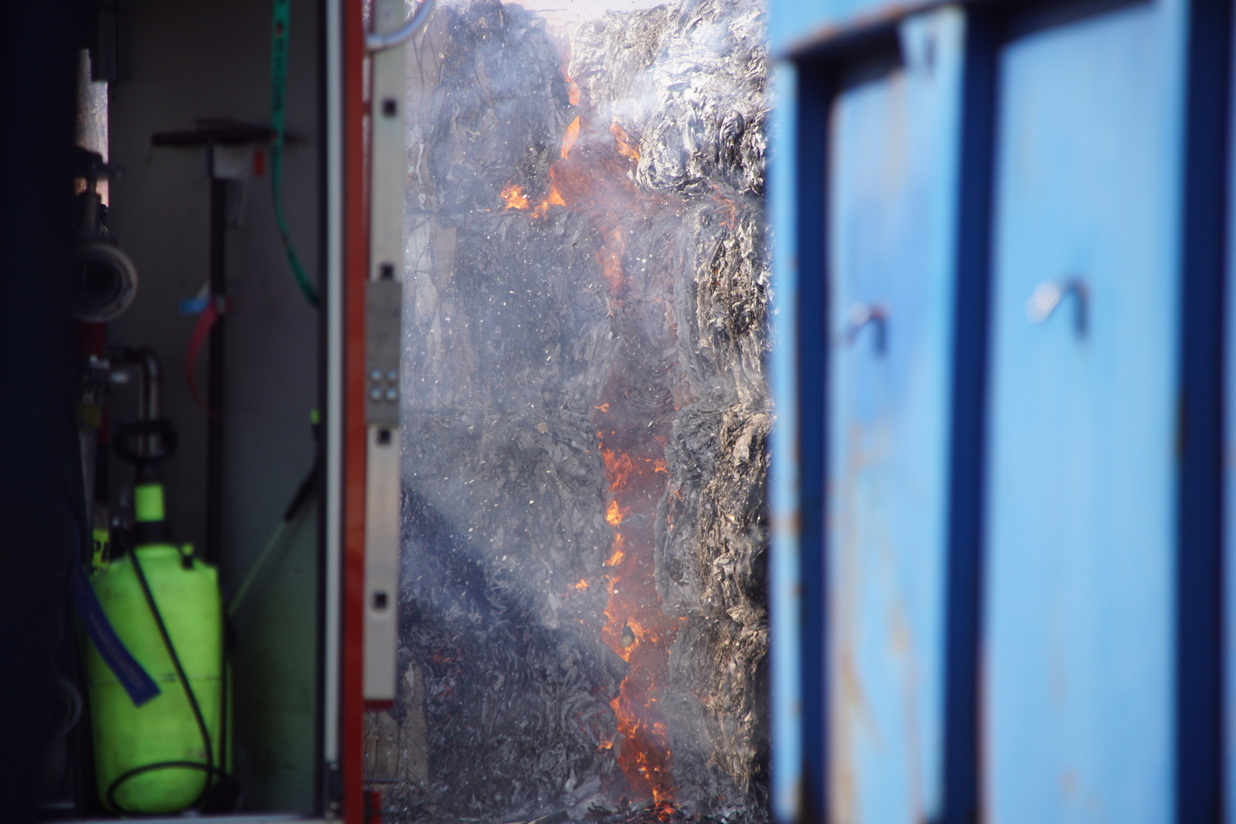 Pożar sortowni odpadów w Lublinie. Z ogniem walczą dziesiątki strażaków (zdjęcia)