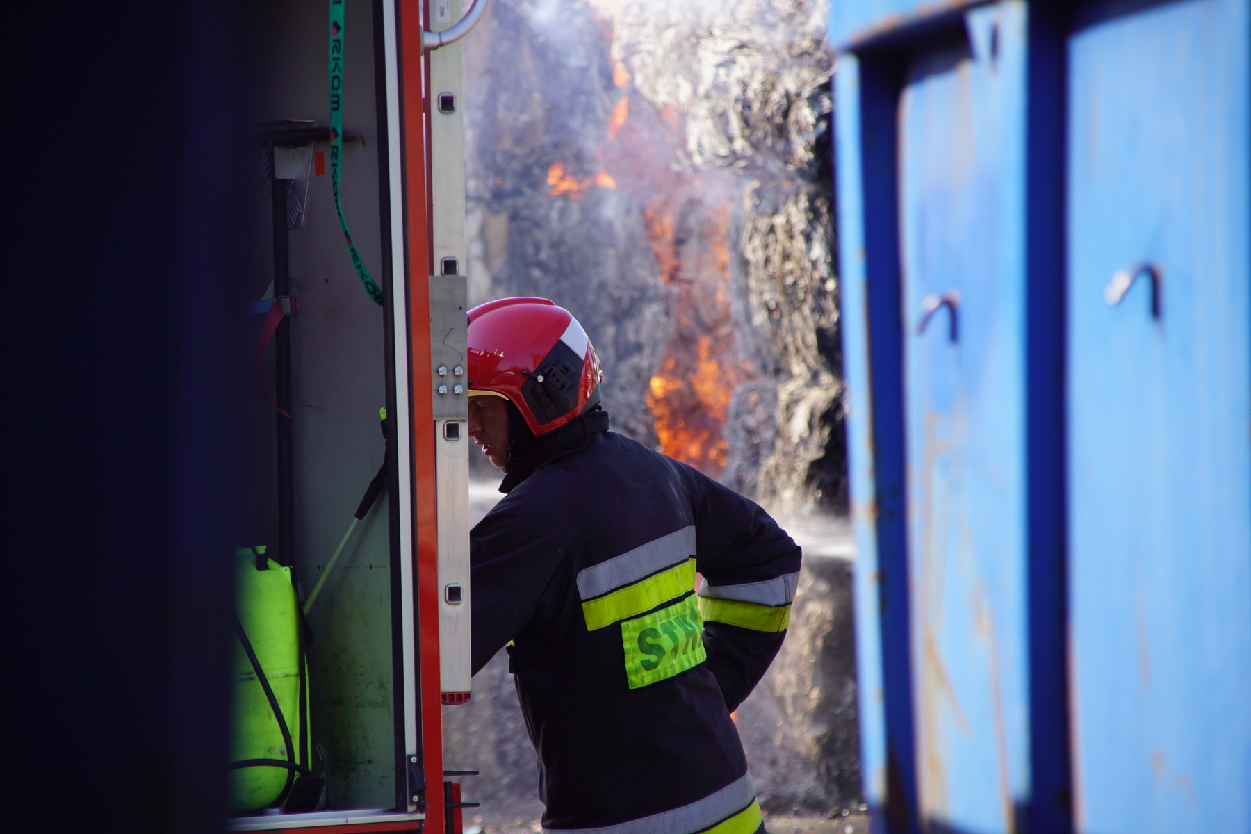 Pożar sortowni odpadów w Lublinie. Z ogniem walczą dziesiątki strażaków (zdjęcia)