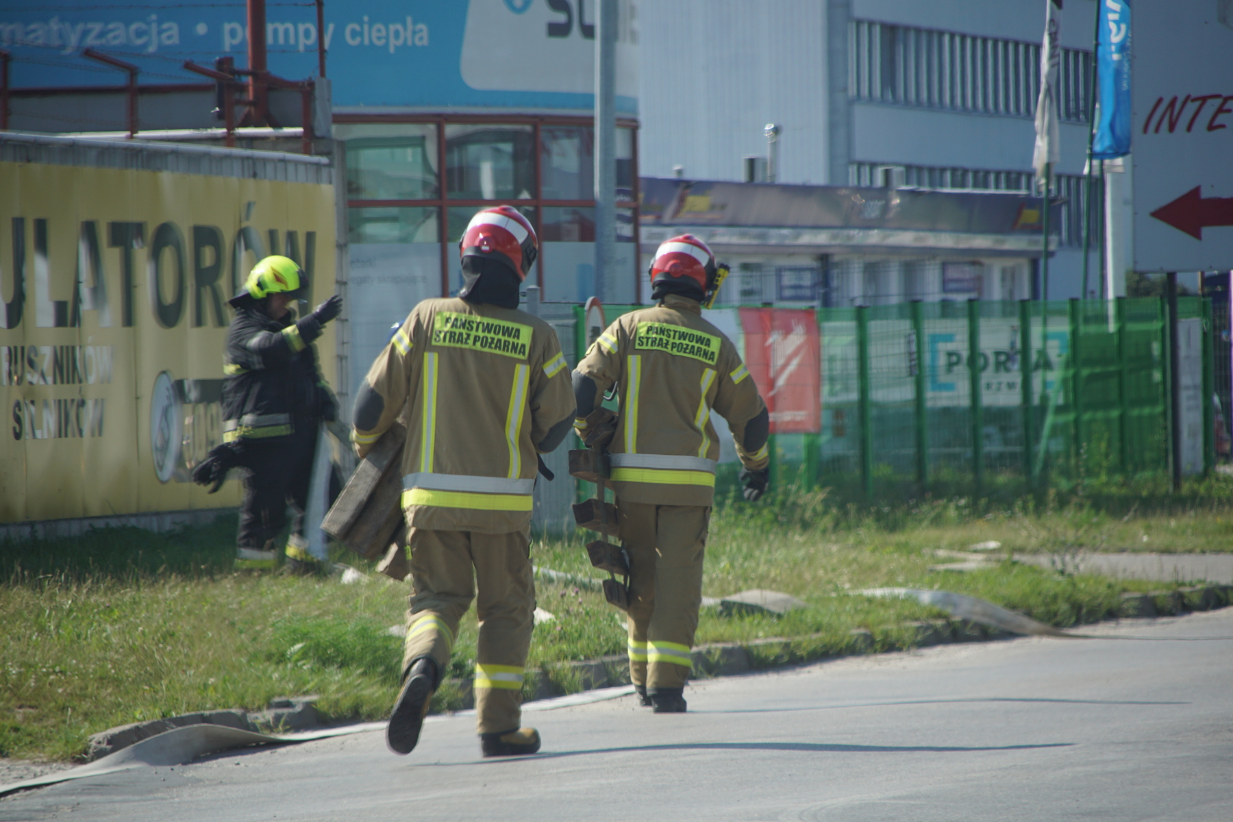 Pożar sortowni odpadów w Lublinie. Z ogniem walczą dziesiątki strażaków (zdjęcia)