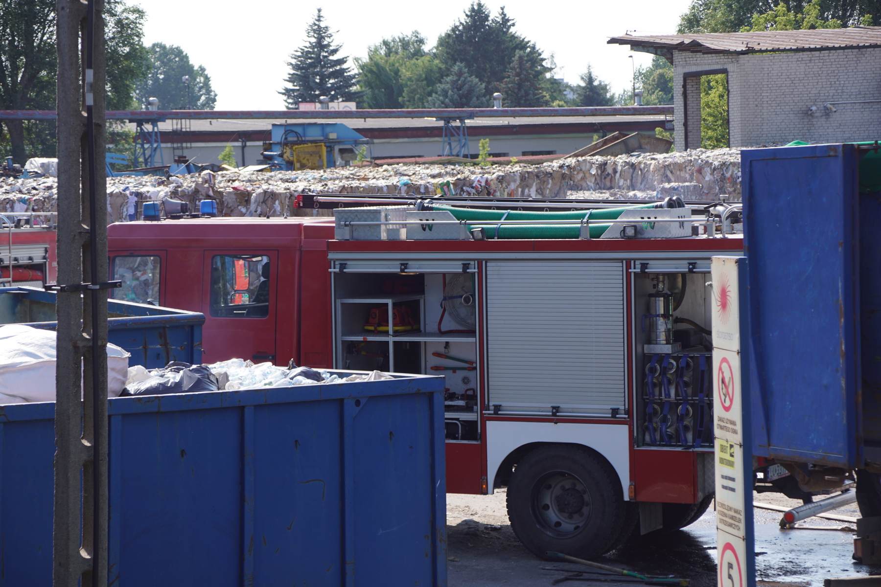 Strażacy walczyli dwanaście godzin z pożarem w sortowni śmieci w Lublinie (zdjęcia)