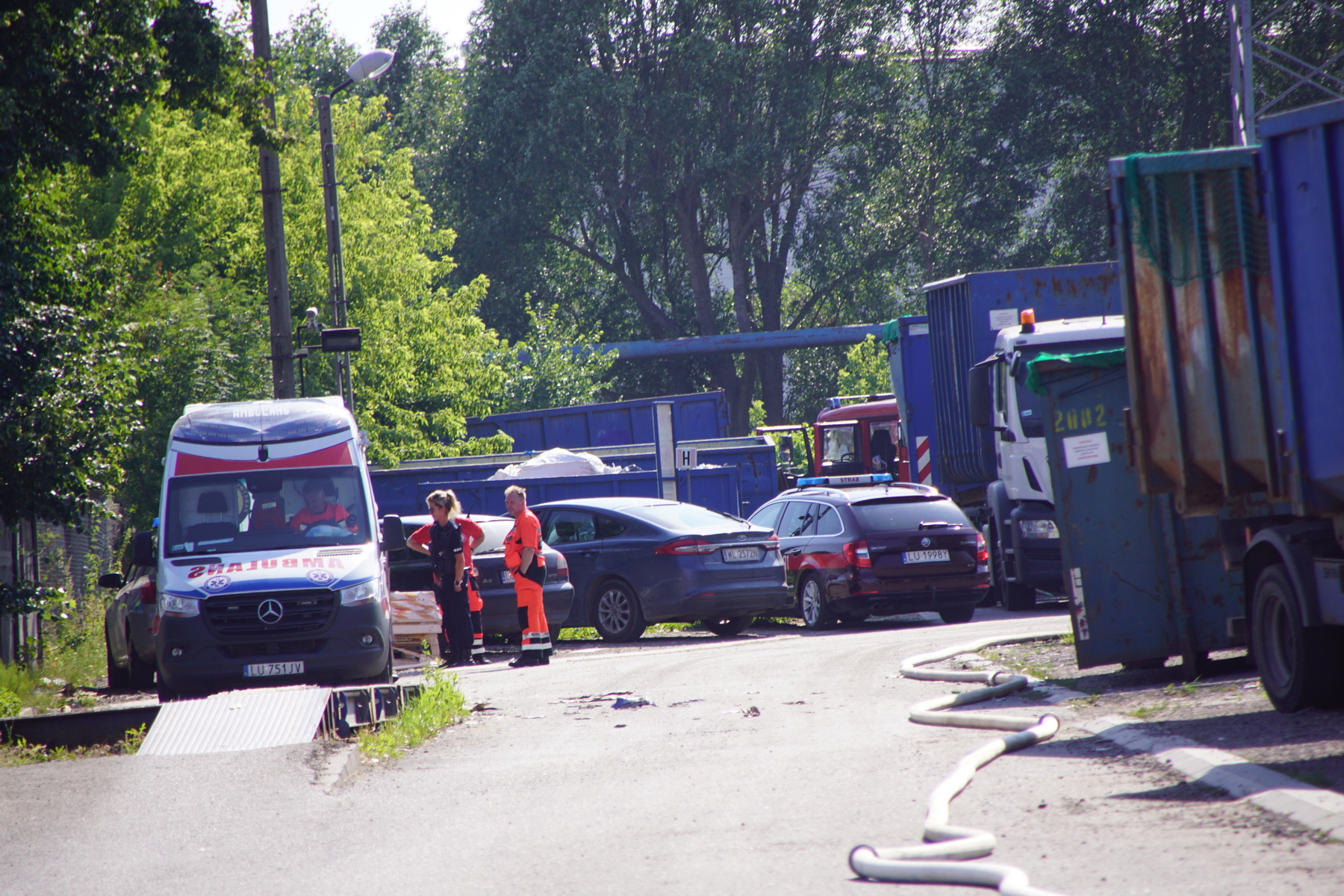 Strażacy walczyli dwanaście godzin z pożarem w sortowni śmieci w Lublinie (zdjęcia)