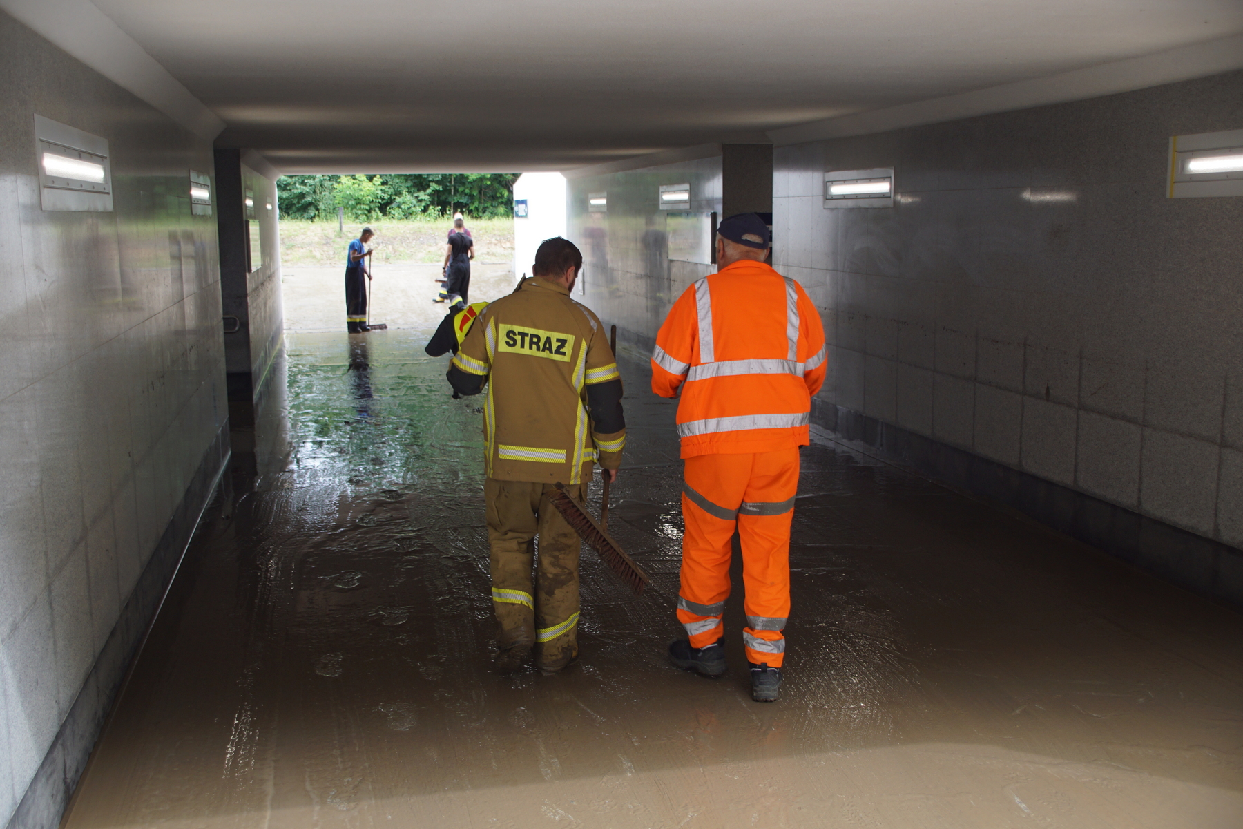 Strażacy kilka godzin wypompowywali wodę z zalanego przystanku kolejowego Lublin Zachodni (zdjęcia)
