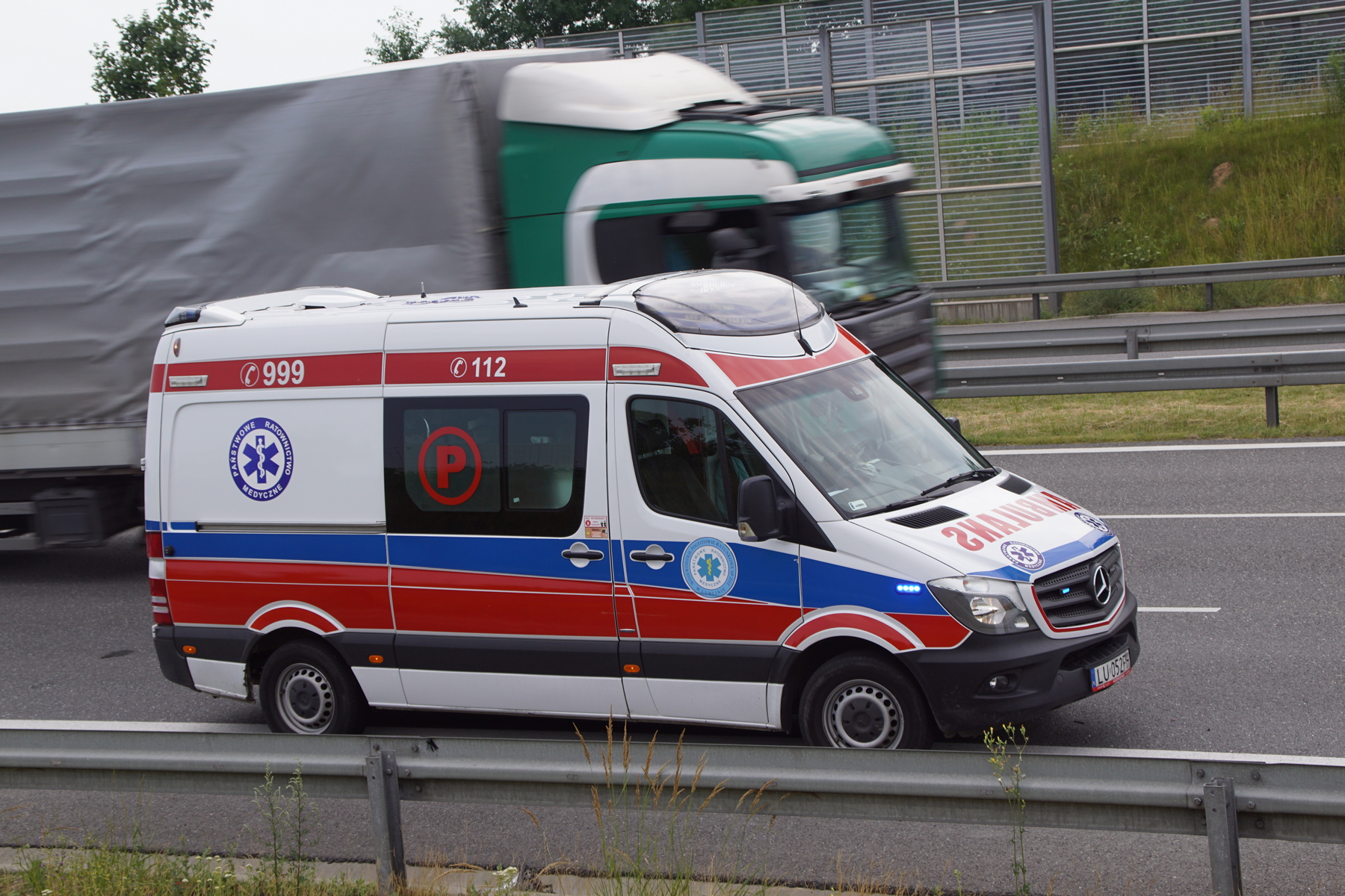 Policjanci obsługiwali kolizję. Kierowca ciężarówki wjechał w radiowóz (zdjęcia)