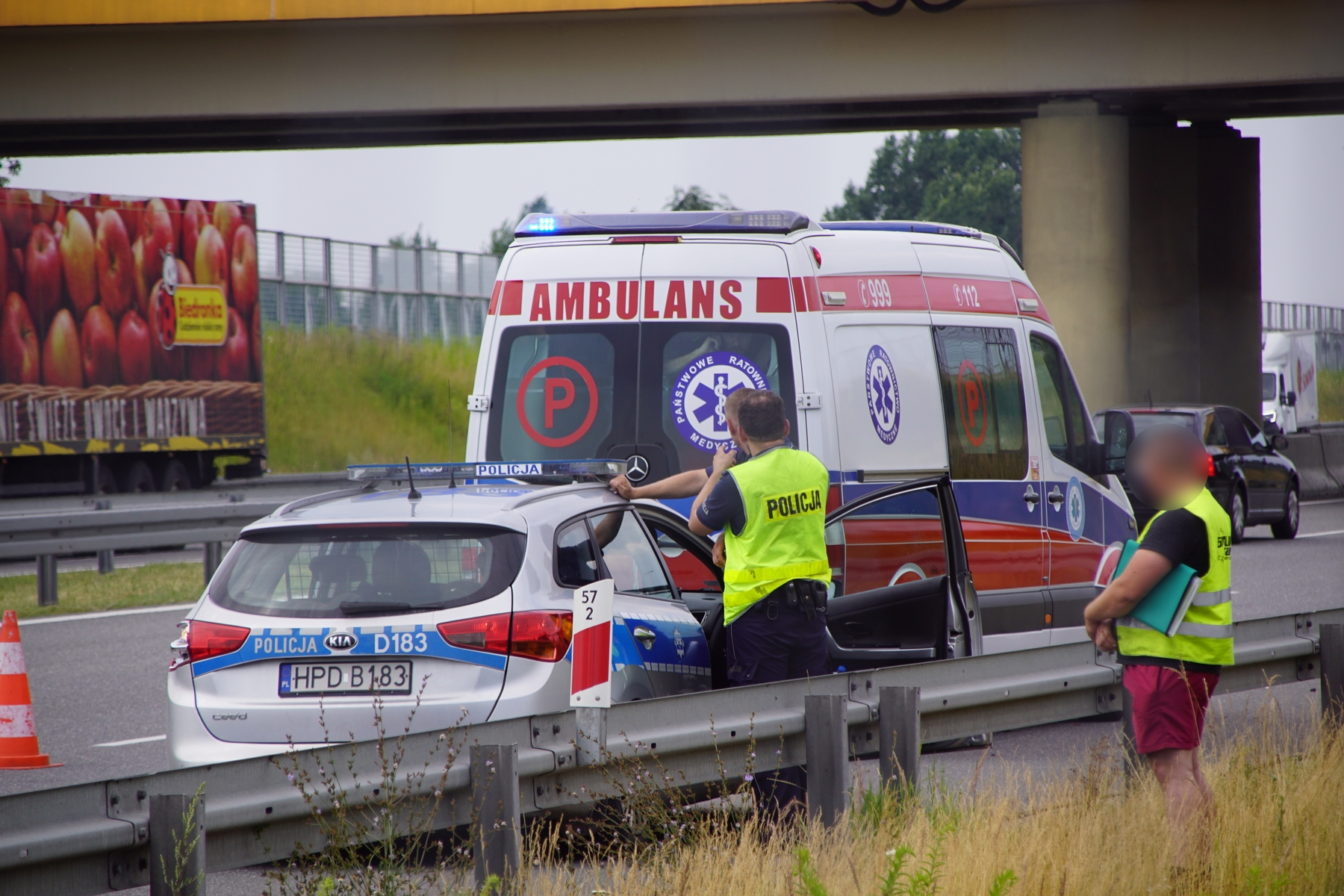 Policjanci obsługiwali kolizję. Kierowca ciężarówki wjechał w radiowóz (zdjęcia)