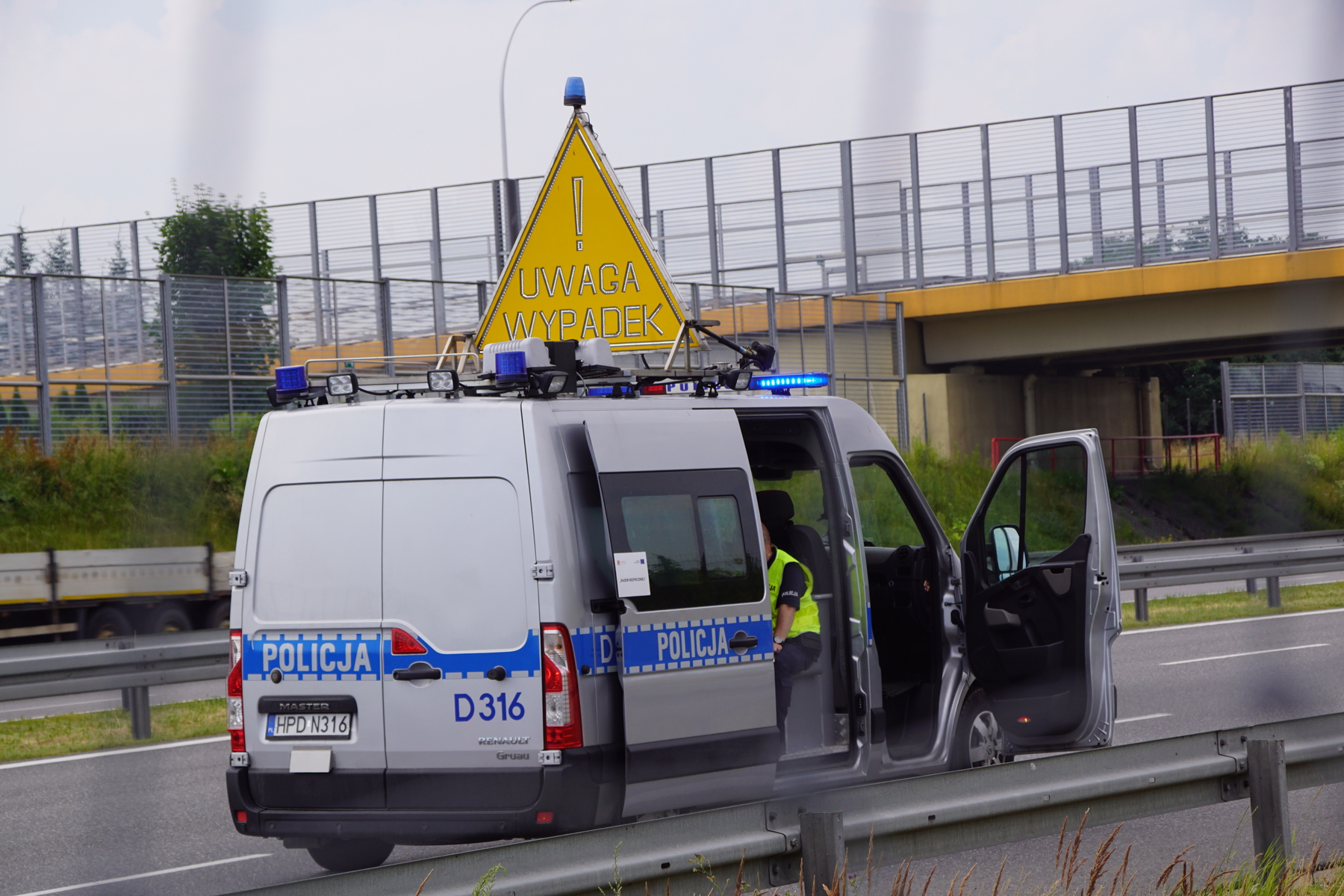 Policjanci obsługiwali kolizję. Kierowca ciężarówki wjechał w radiowóz (zdjęcia)