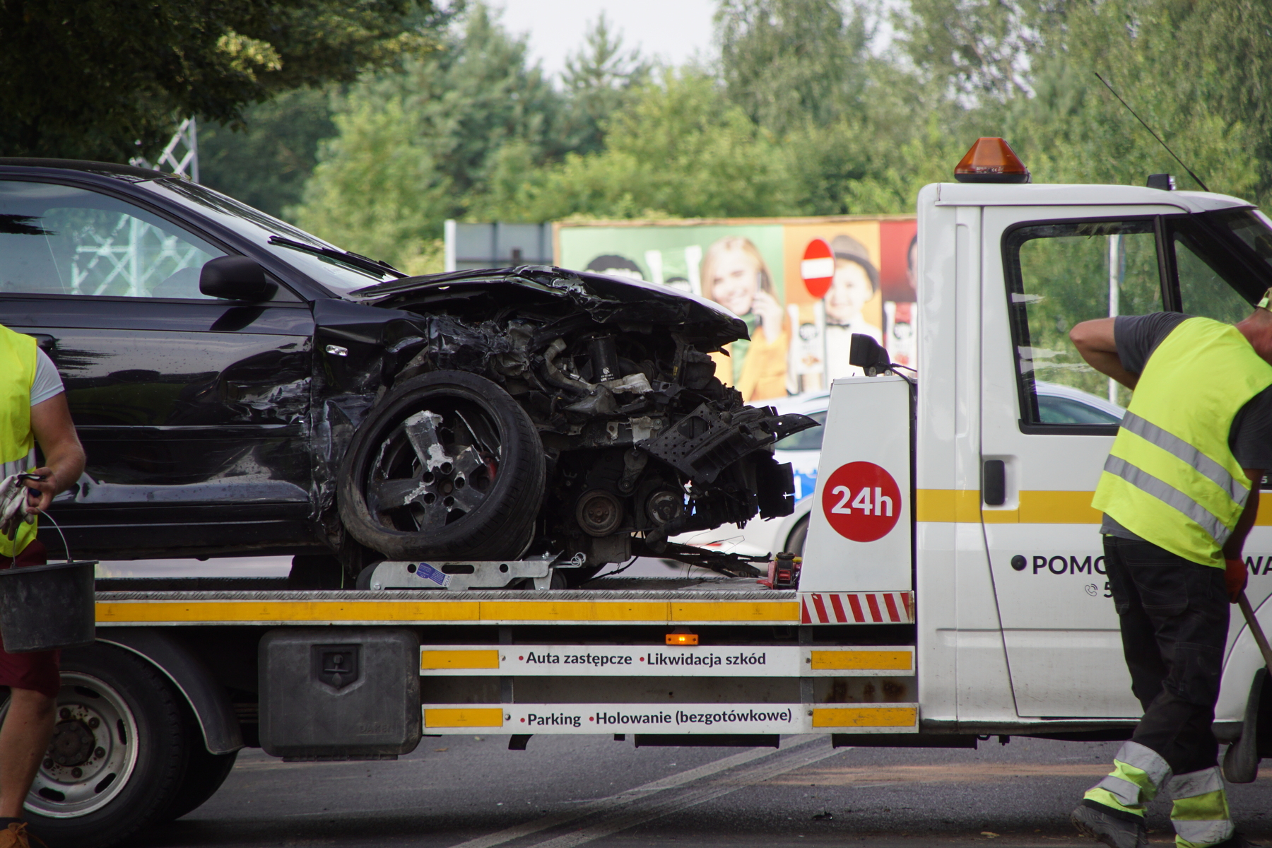 Poważny wypadek na ul. Zemborzyckiej. Dwie osoby w szpitalu po zderzeniu mercedesa z audi (zdjęcia)
